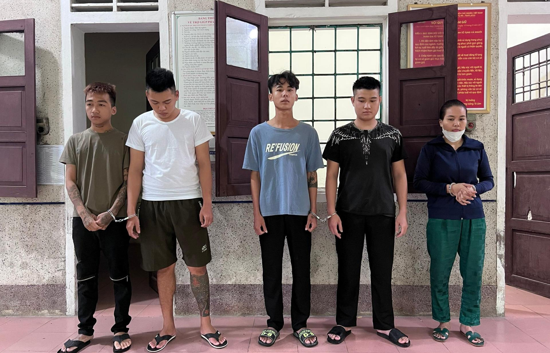Người đ&agrave;n &ocirc;ng bị nh&oacute;m thanh ni&ecirc;n ch&eacute;m trọng thương khi đi dạo với bạn g&aacute;i tr&ecirc;n phố - Ảnh 1.