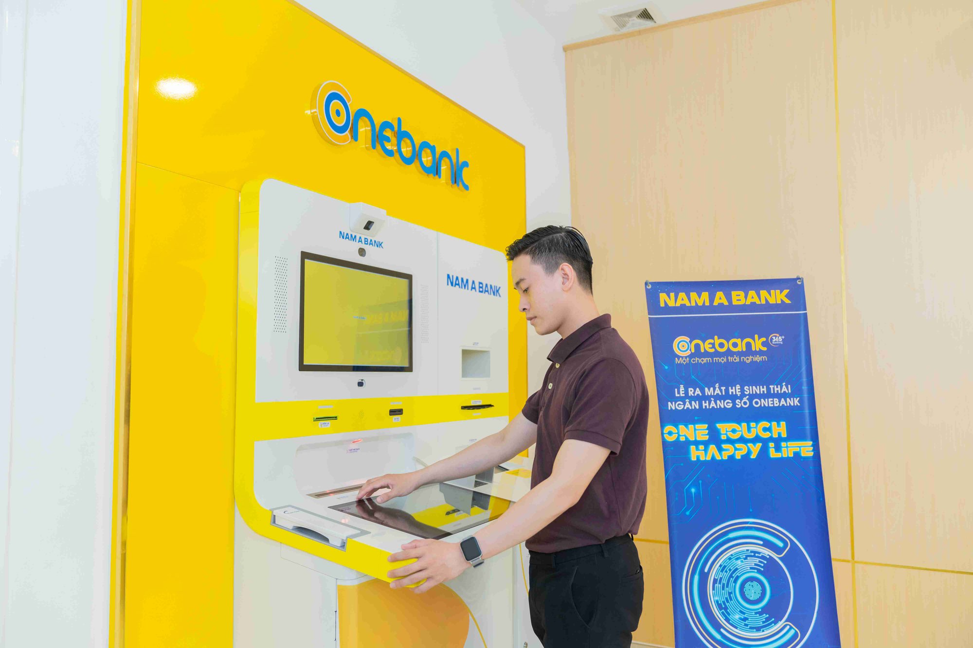NAM A BANK nhận mưa giải thưởng quốc tế - Ảnh 2.