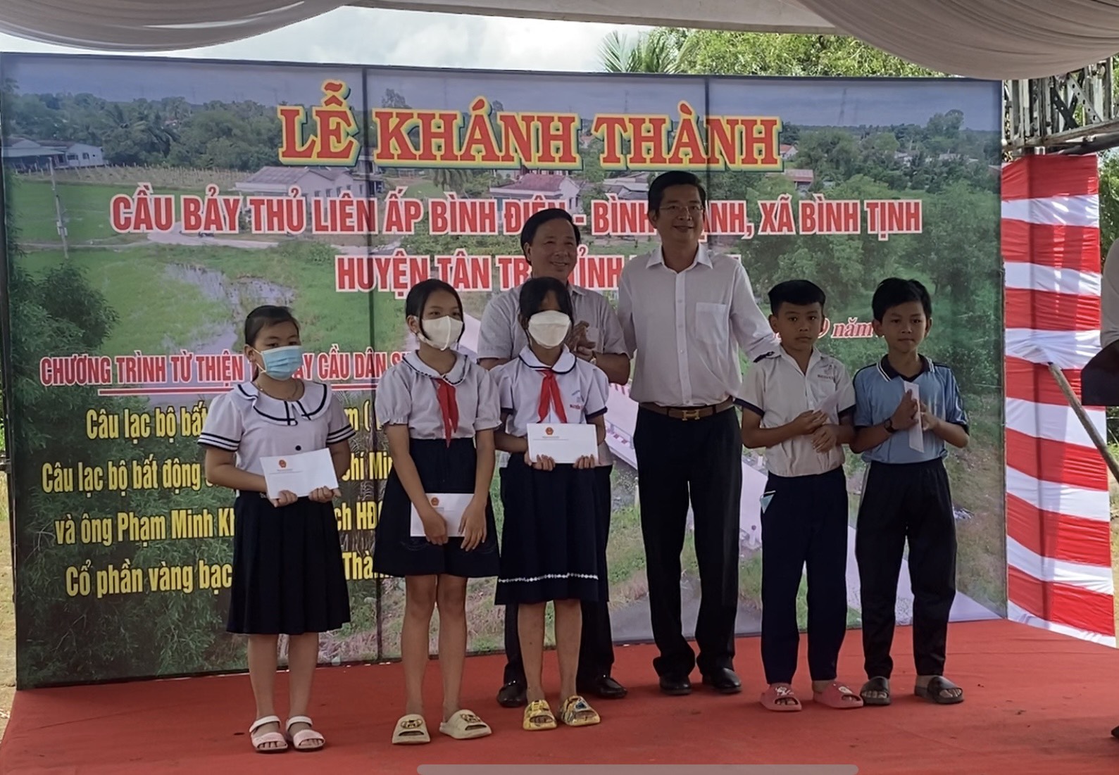Trao 50 suất học bổng v&agrave; kh&aacute;nh th&agrave;nh cầu tại Long An - Ảnh 11.