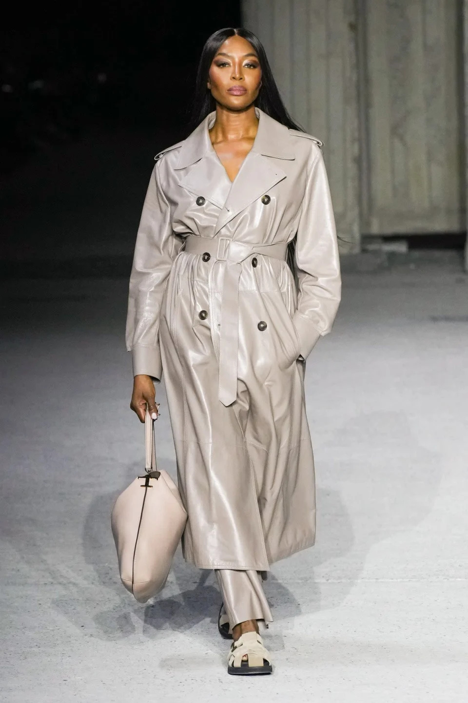 Cựu Đệ nhất phu nh&acirc;n Ph&aacute;p đọ d&aacute;ng với Naomi Campbell - Ảnh 2.