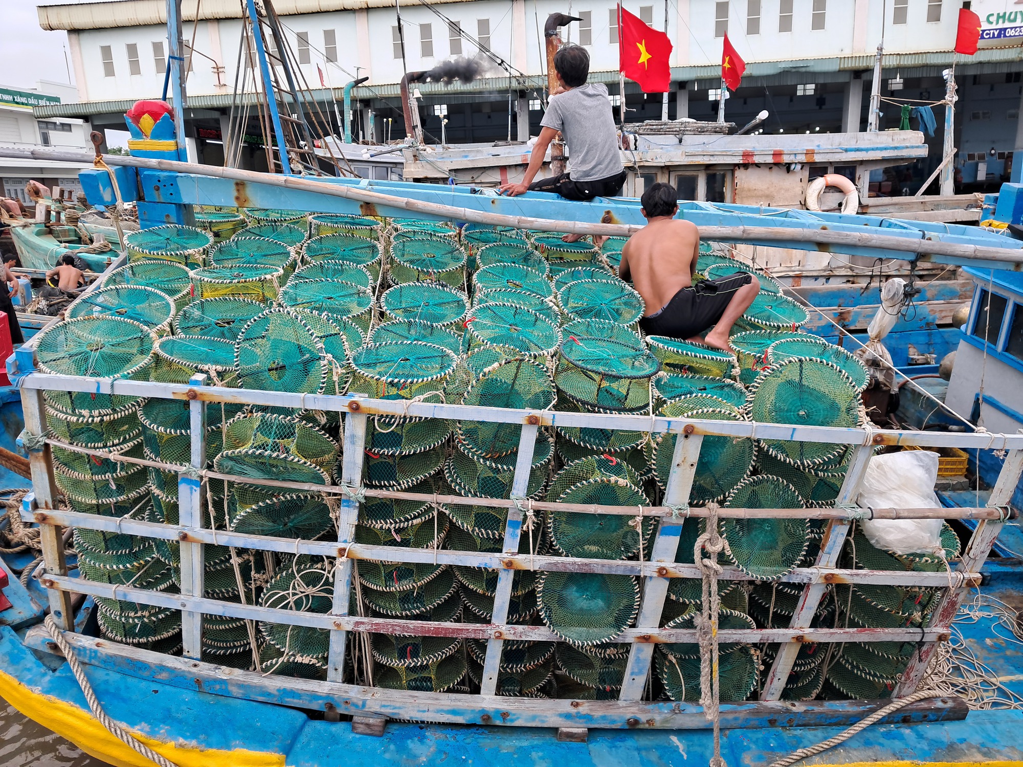 Rập ốc hương tr&ecirc;n biển, thu tiền triệu mỗi đ&ecirc;m - Ảnh 5.