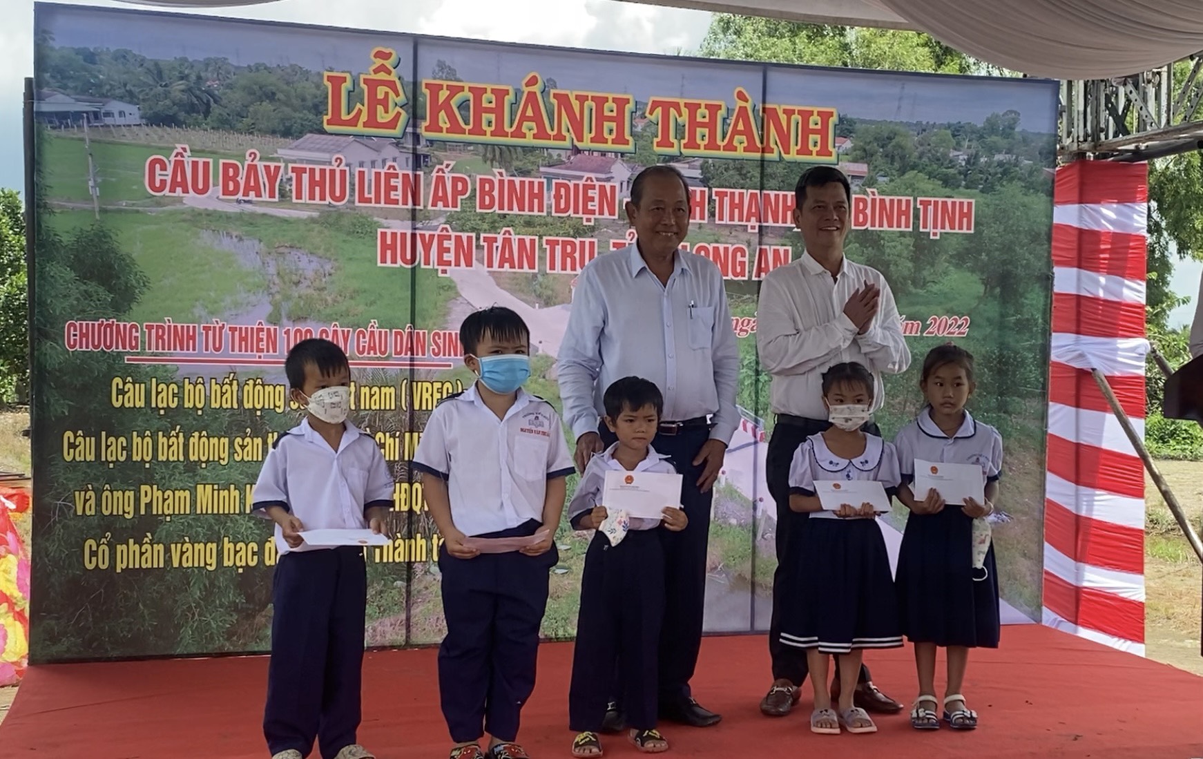 Trao 50 suất học bổng v&agrave; kh&aacute;nh th&agrave;nh cầu tại Long An - Ảnh 3.