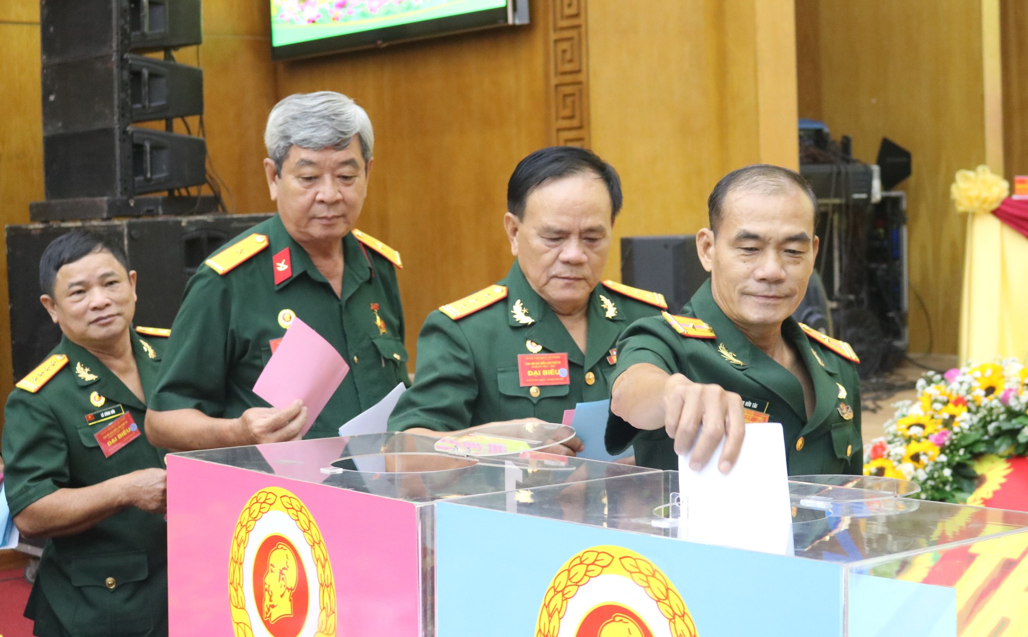 &Ocirc;ng Nguyễn Minh Ho&agrave;ng t&aacute;i đắc cử Chủ tịch Hội Cựu chiến binh TP HCM - Ảnh 2.