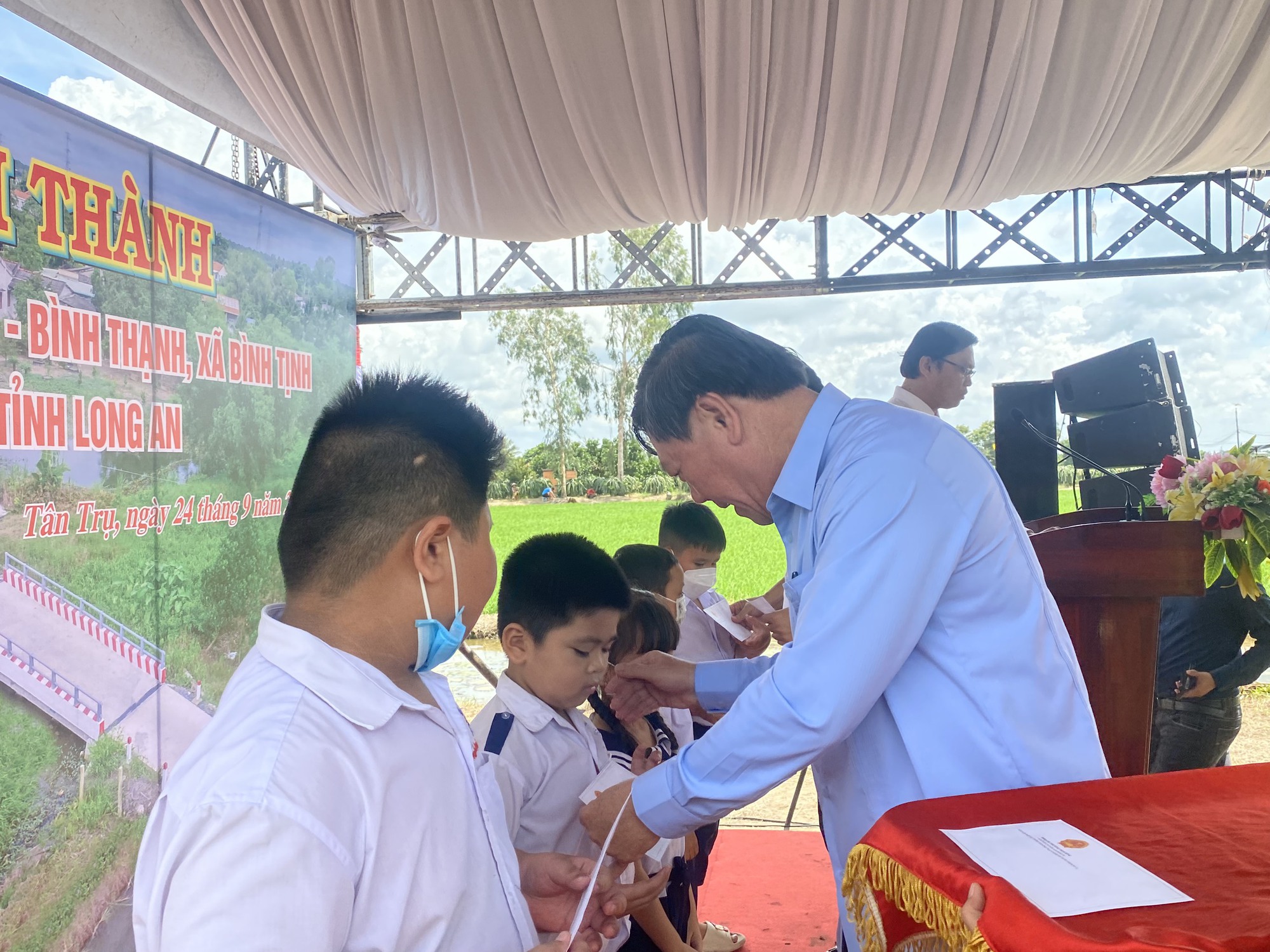 Trao 50 suất học bổng v&agrave; kh&aacute;nh th&agrave;nh cầu tại Long An - Ảnh 5.