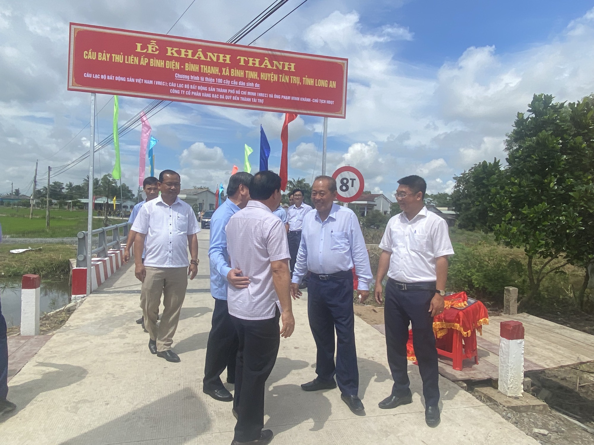 Trao 50 suất học bổng v&agrave; kh&aacute;nh th&agrave;nh cầu tại Long An - Ảnh 7.
