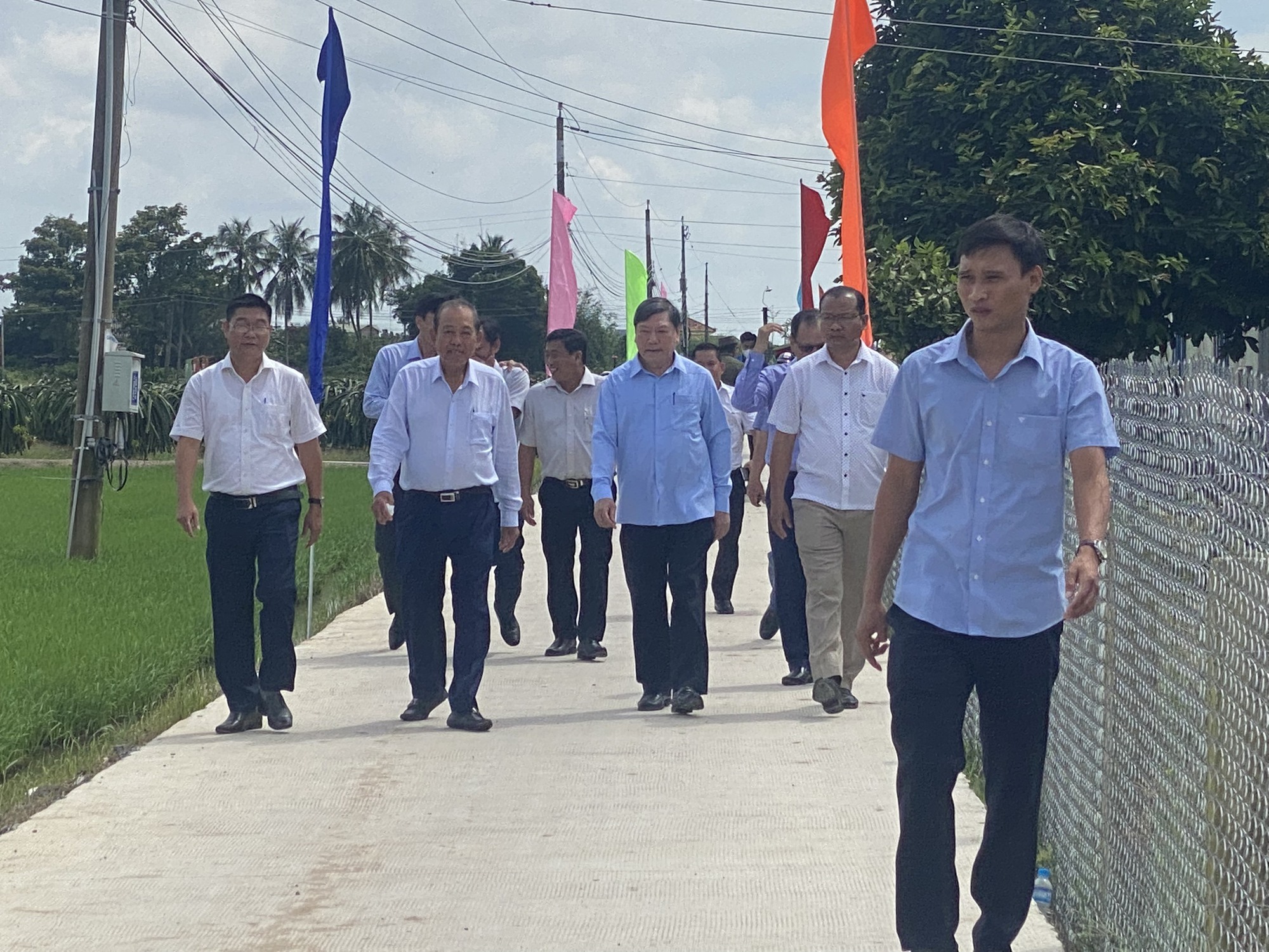 Trao 50 suất học bổng v&agrave; kh&aacute;nh th&agrave;nh cầu tại Long An - Ảnh 4.