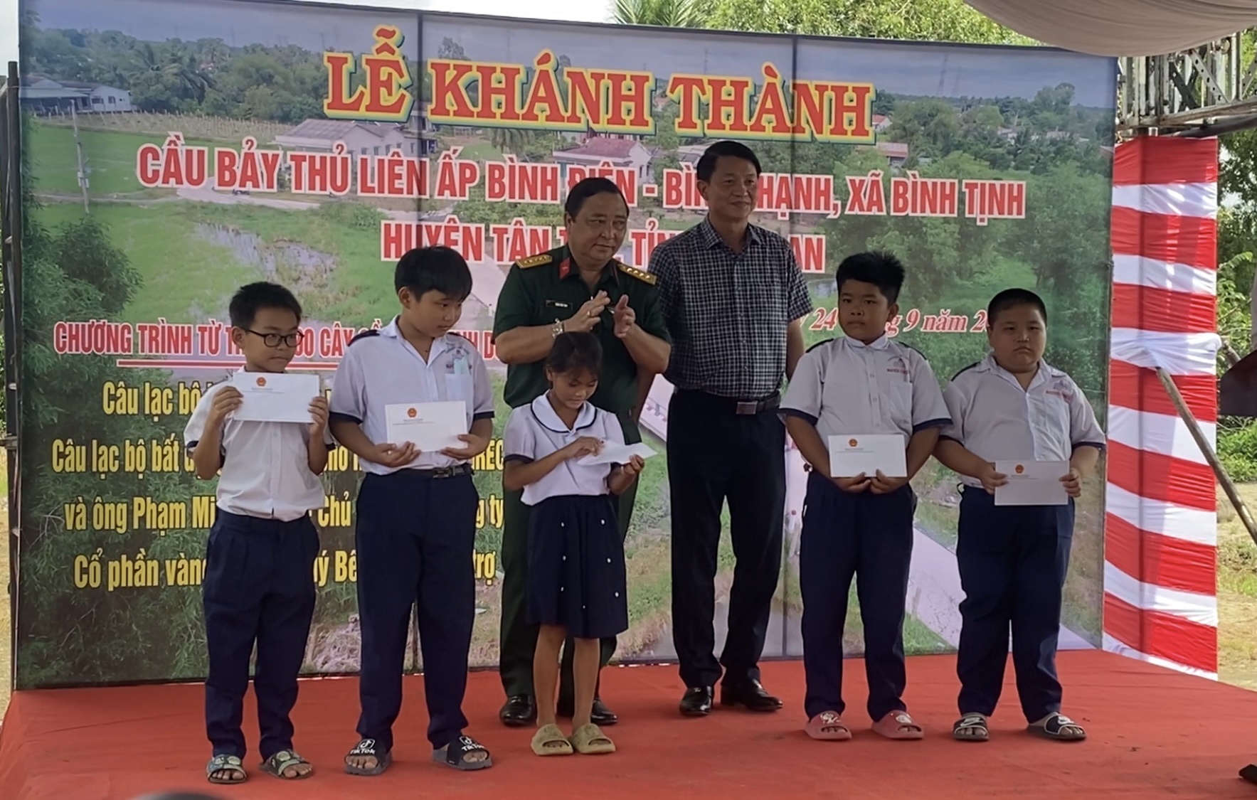Trao 50 suất học bổng v&agrave; kh&aacute;nh th&agrave;nh cầu tại Long An - Ảnh 12.