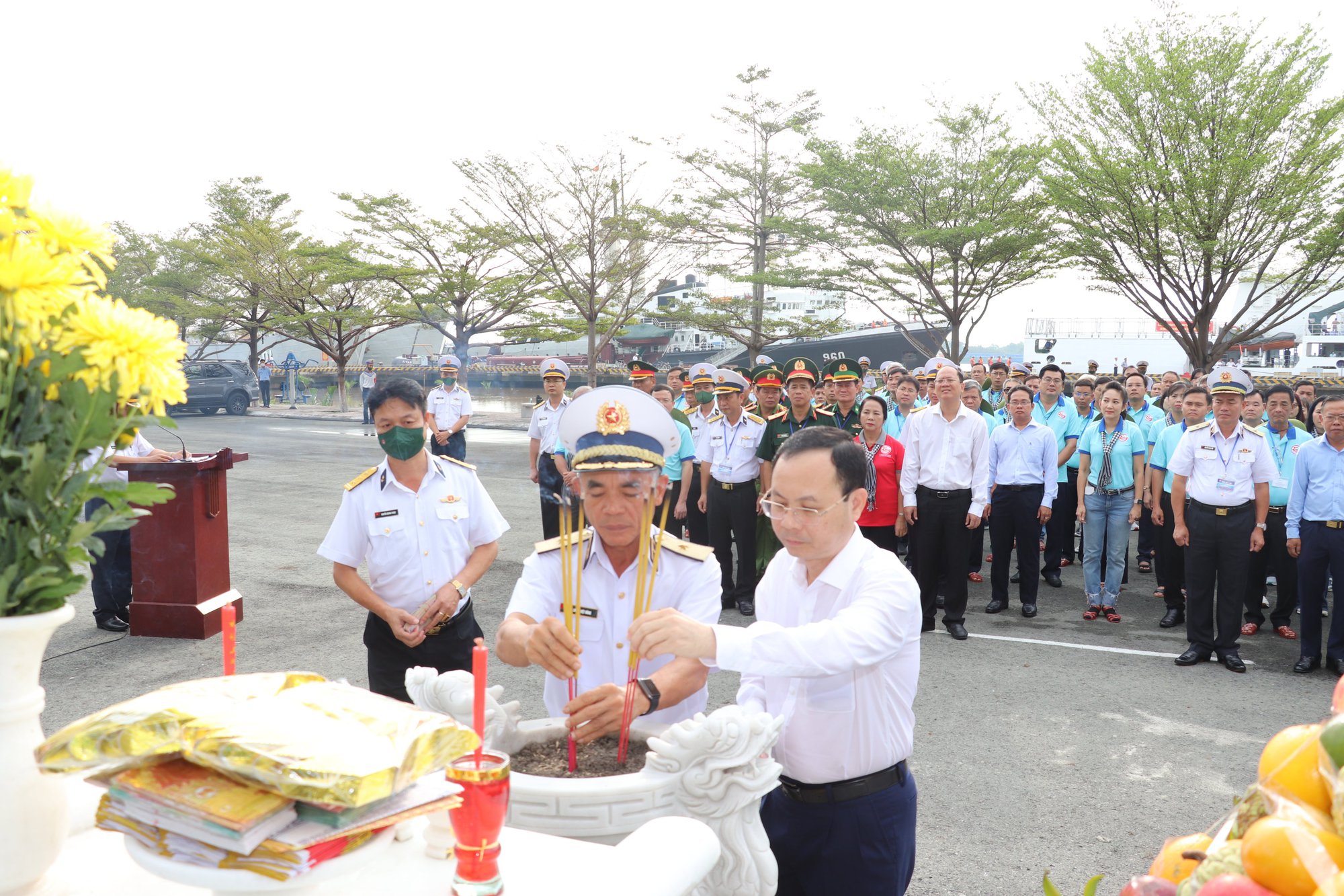 Đoàn đại biểu TP HCM thăm cán bộ, chiến sĩ và nhân dân trên các đảo vùng biển Tây Nam