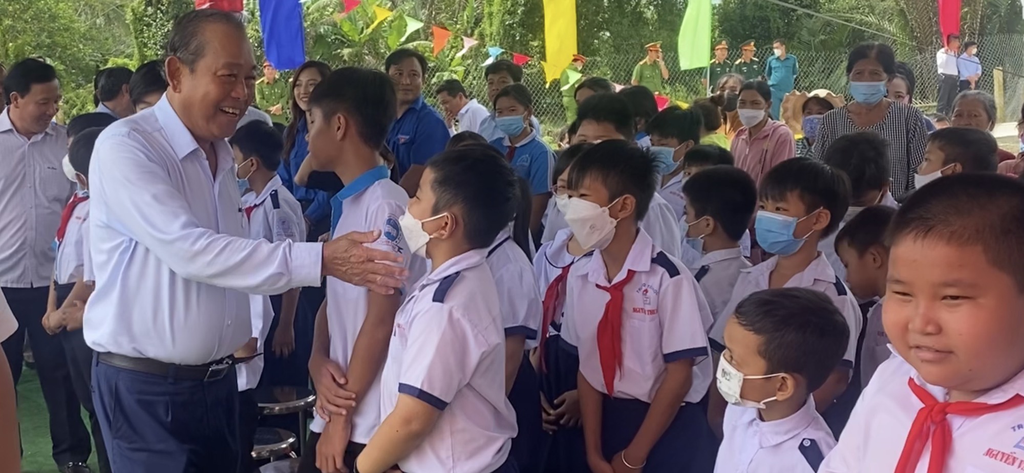 Trao 50 suất học bổng v&agrave; kh&aacute;nh th&agrave;nh cầu tại Long An - Ảnh 9.