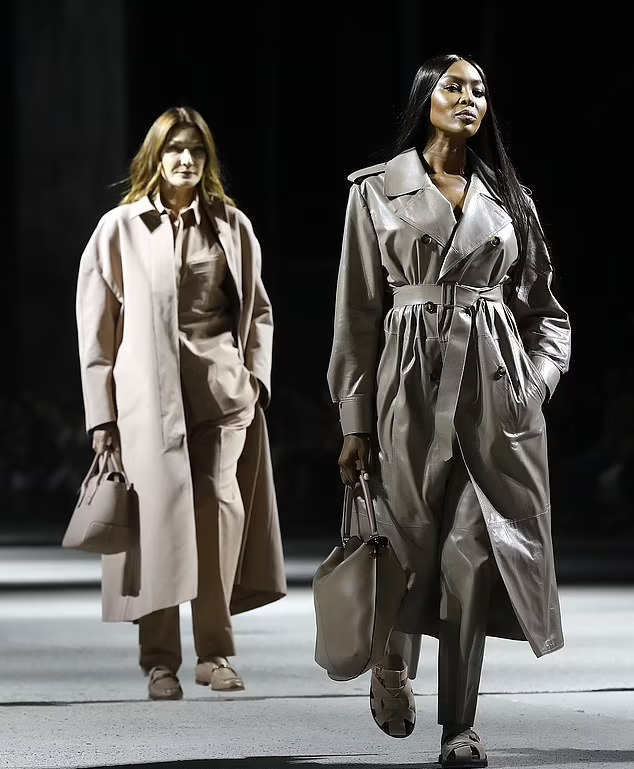Cựu Đệ nhất phu nh&acirc;n Ph&aacute;p đọ d&aacute;ng với Naomi Campbell - Ảnh 3.