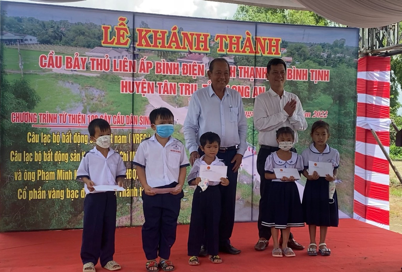 Trao 50 suất học bổng và khánh thành cầu tại Long An