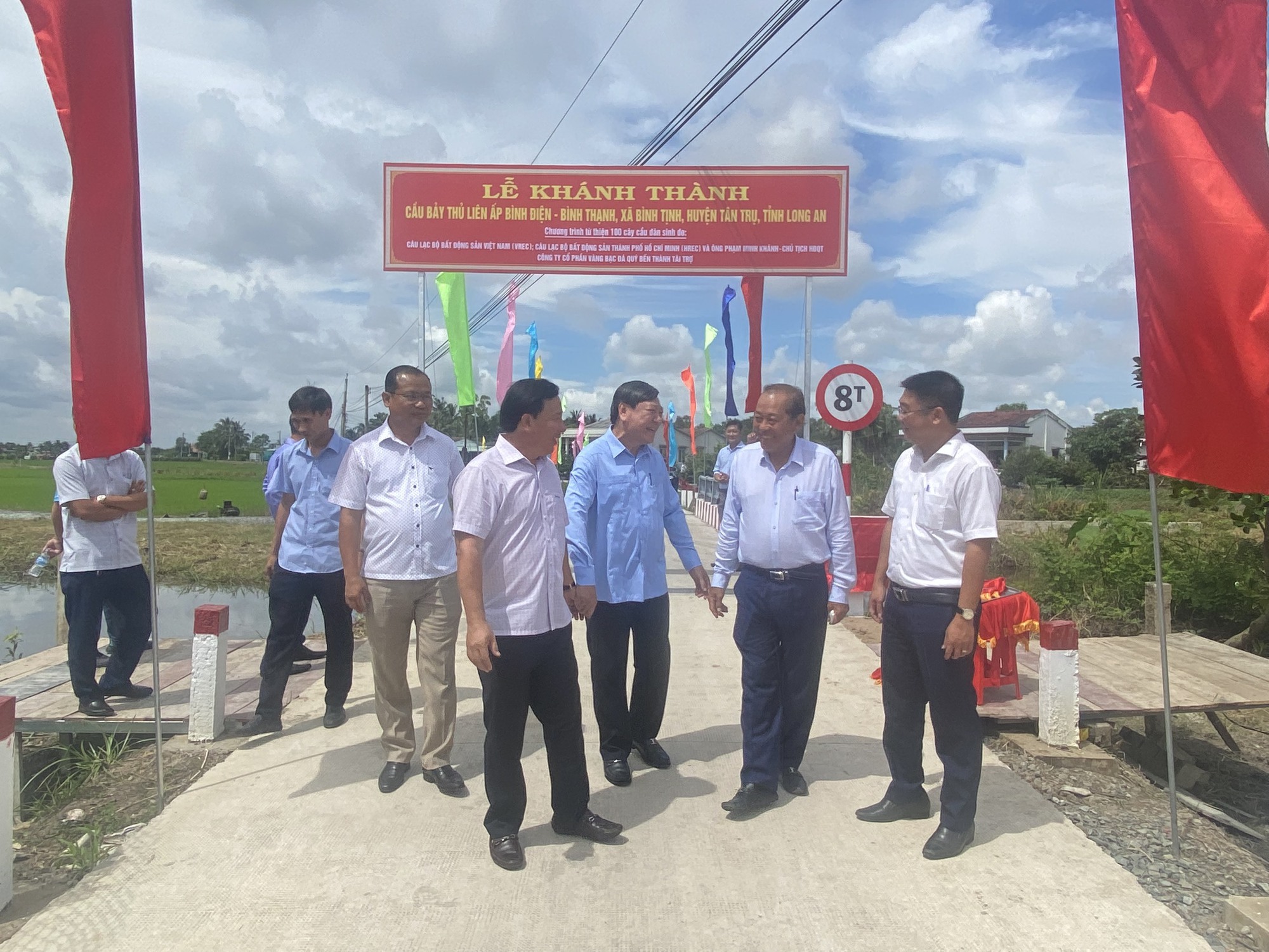 Trao 50 suất học bổng v&agrave; kh&aacute;nh th&agrave;nh cầu tại Long An - Ảnh 10.