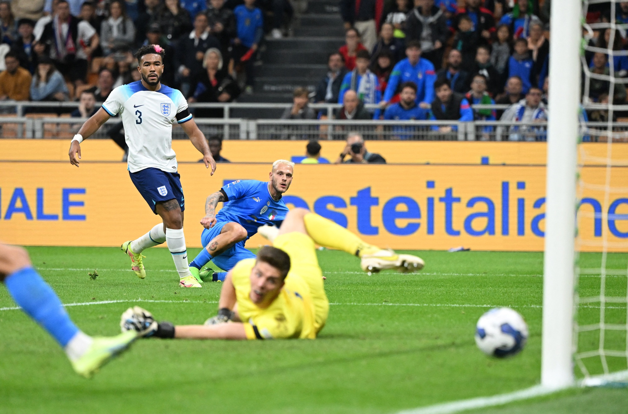 Thua sốc tr&ecirc;n đất &Yacute;, tuyển Anh rớt hạng Nations League - Ảnh 4.
