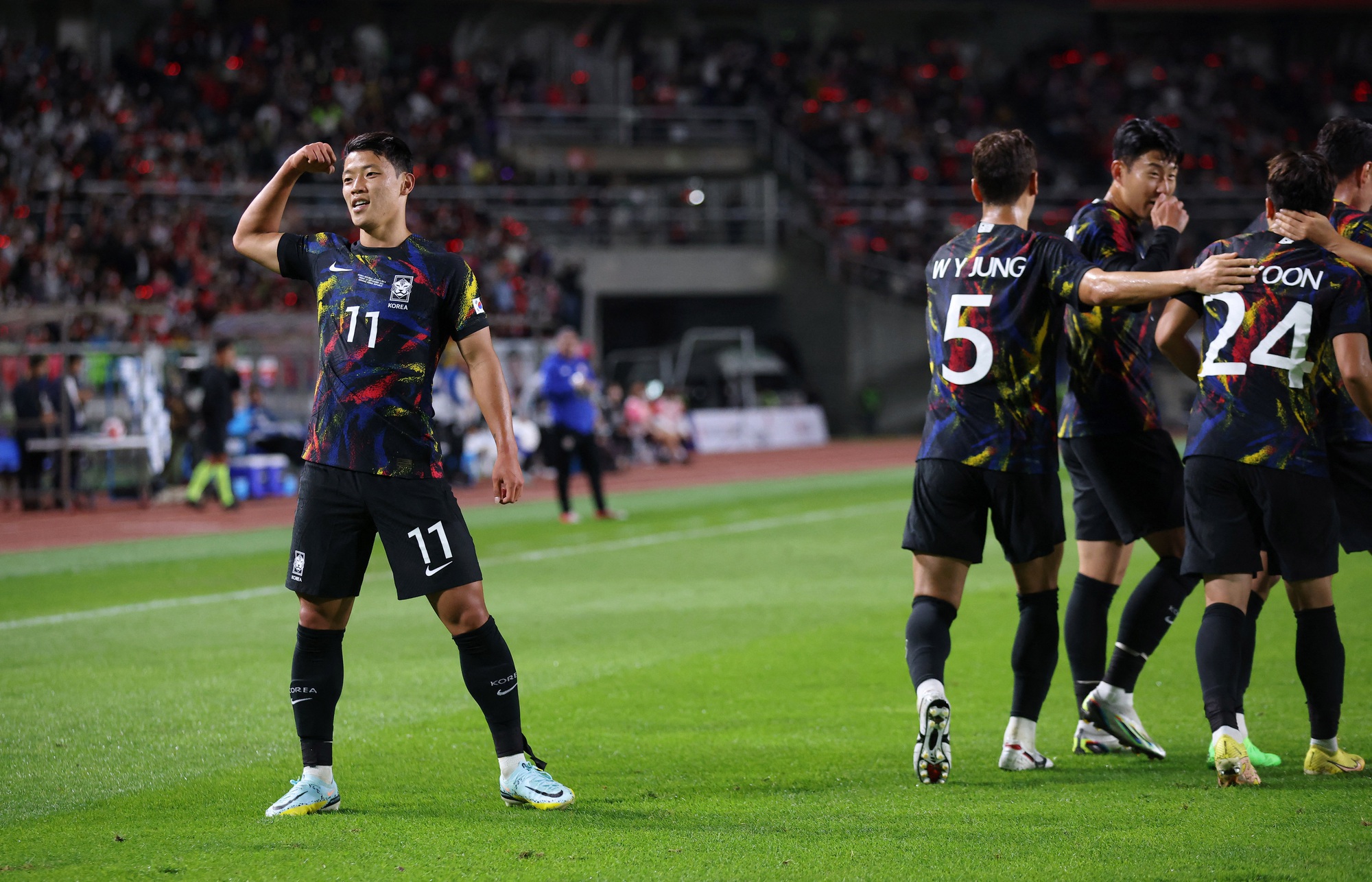 Son Heung-min lập siêu phẩm cứu Hàn Quốc, Richarlison bùng nổ với Brazil - Ảnh 2.
