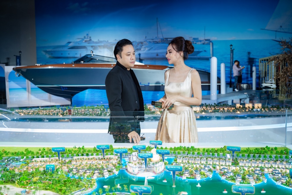 Victor Vũ – Đinh Ngọc Diệp ấn tượng biệt thự cận bến du thuyền ở Hồ Tràm