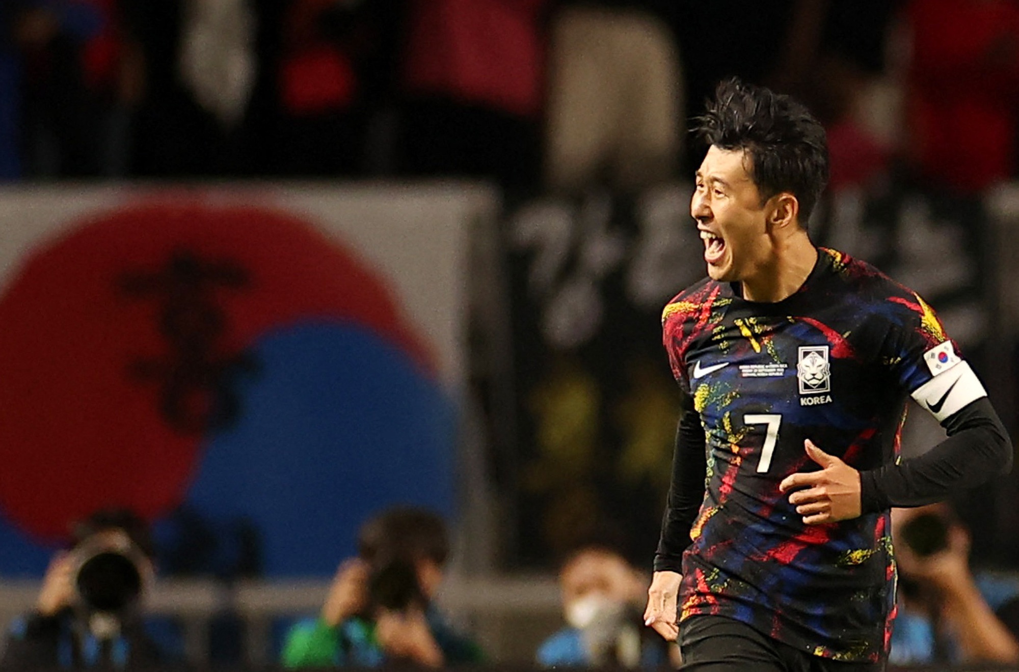Son Heung-min lập siêu phẩm "cứu" Hàn Quốc, Richarlison bùng nổ với Brazil