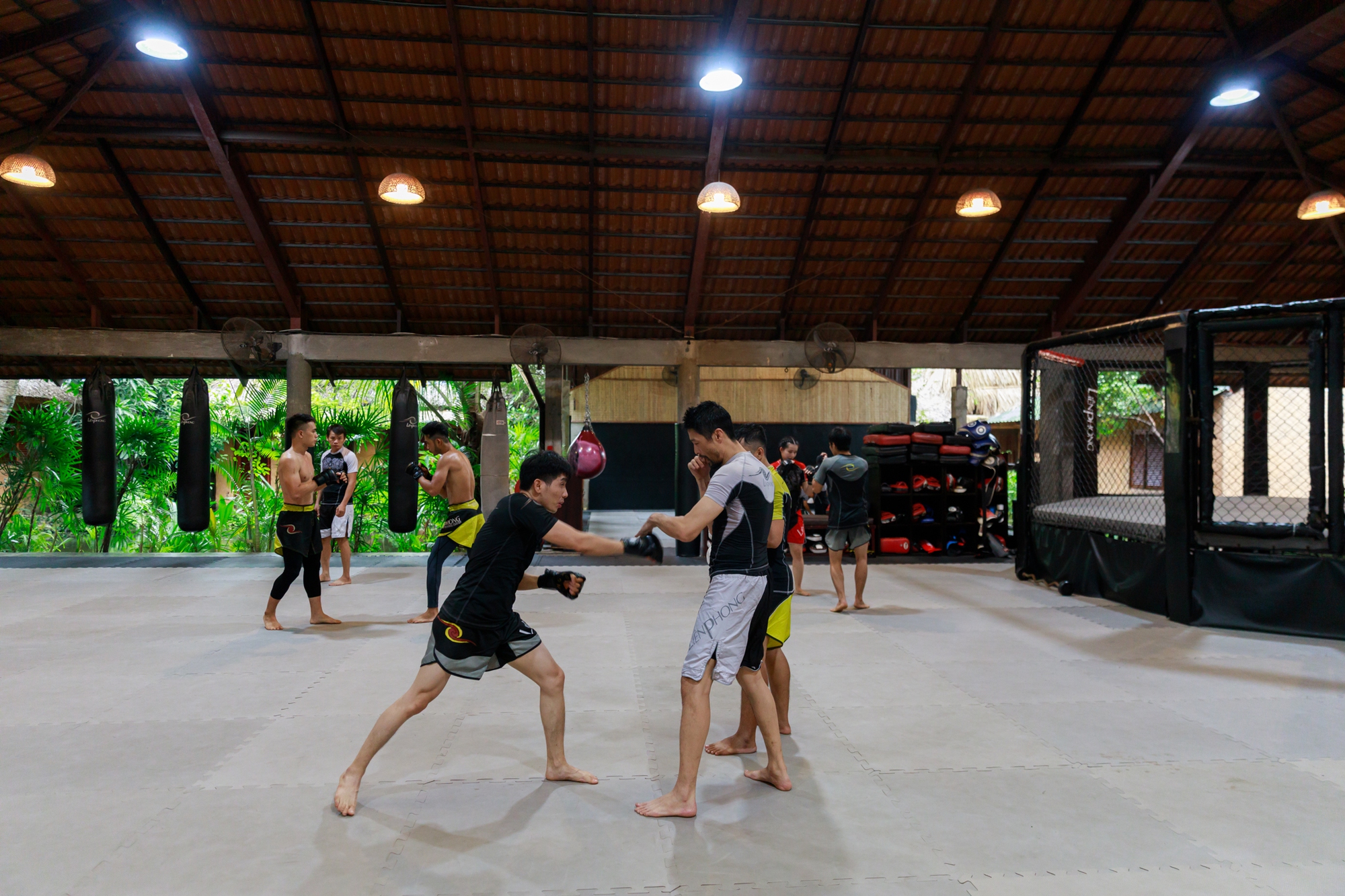 Diễn viên Johnny Trí Nguyễn theo đuổi cuộc sống tự do, phóng khoáng - Ảnh 4.
