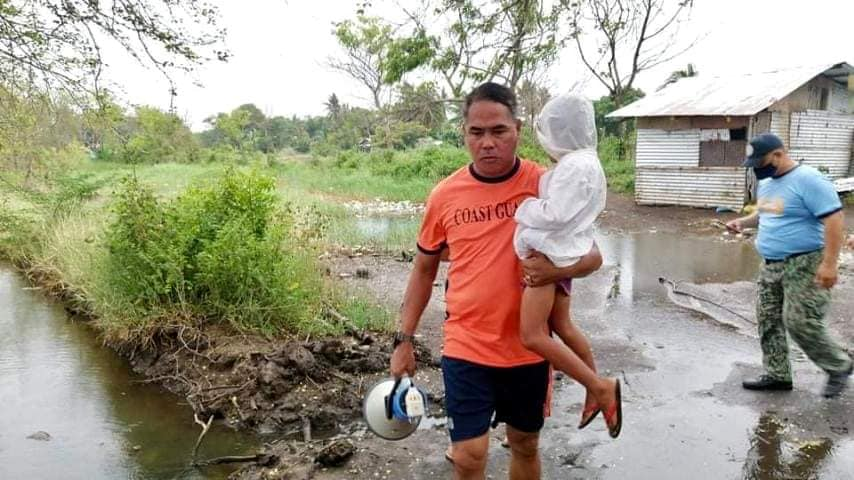 Si&ecirc;u b&atilde;o Noru đổ bộ Philippines, mang theo sức mạnh b&ugrave;ng nổ - Ảnh 12.