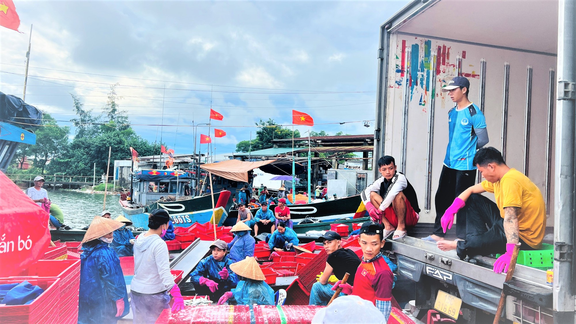 Quảng Nam, Đ&agrave; Nẵng, Thừa Thi&ecirc;n - Huế... hối hả ứng ph&oacute; b&atilde;o Noru - Ảnh 11.