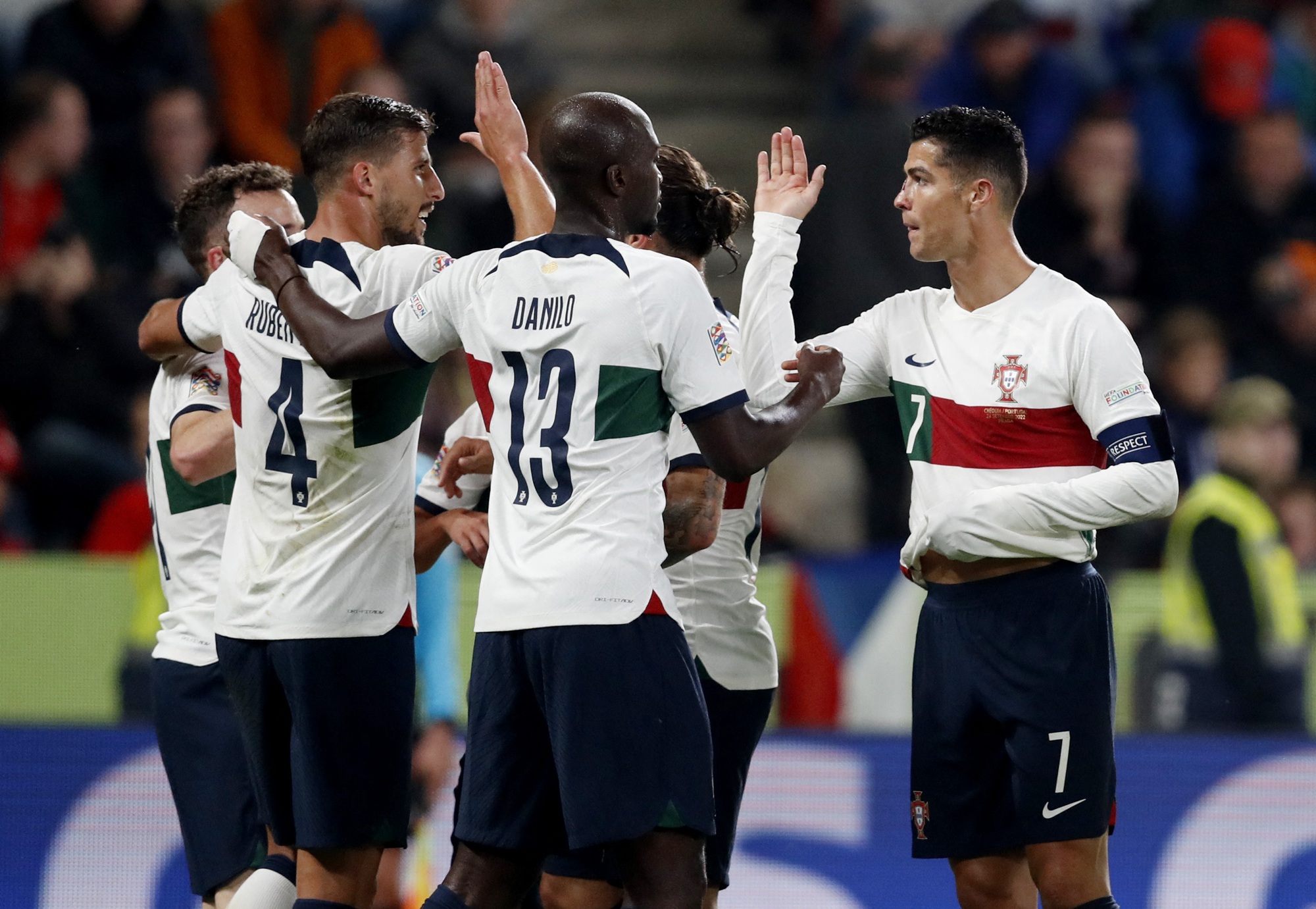 Dàn sao Man United tỏa sáng, Bồ Đào Nha mơ vé bán kết Nations League