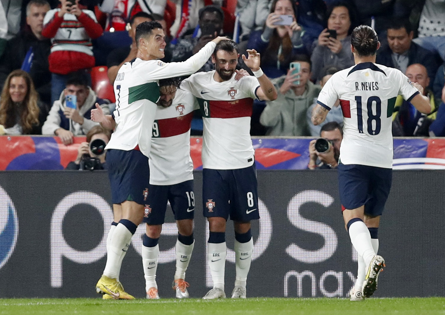 Dàn sao Man United tỏa sáng, Bồ Đào Nha mơ vé bán kết Nations League - Ảnh 4.