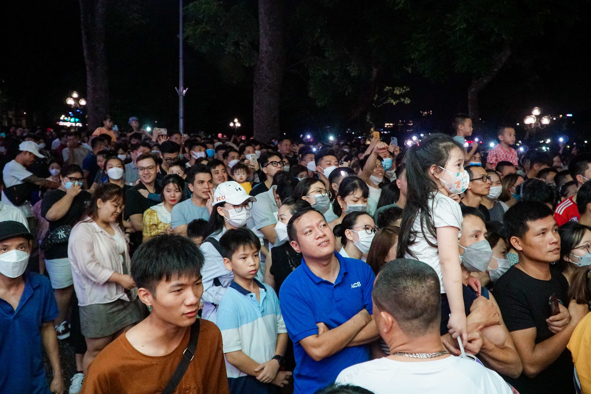 H&agrave;ng ngh&igrave;n người đổ về phố cổ xem Tuấn Hưng h&aacute;t tr&ecirc;n ban c&ocirc;ng - Ảnh 5.