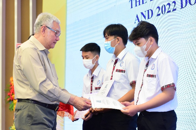 Học sinh, sinh vi&ecirc;n 3 miền nhận hơn 8 tỉ đồng từ học bổng Đinh Thiện L&yacute; - Ảnh 1.
