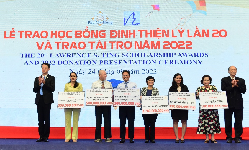 Học sinh, sinh vi&ecirc;n 3 miền nhận hơn 8 tỉ đồng từ học bổng Đinh Thiện L&yacute; - Ảnh 2.