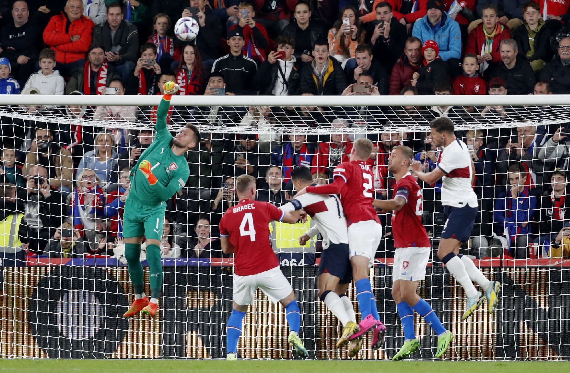 Dàn sao Man United tỏa sáng, Bồ Đào Nha mơ vé bán kết Nations League - Ảnh 1.