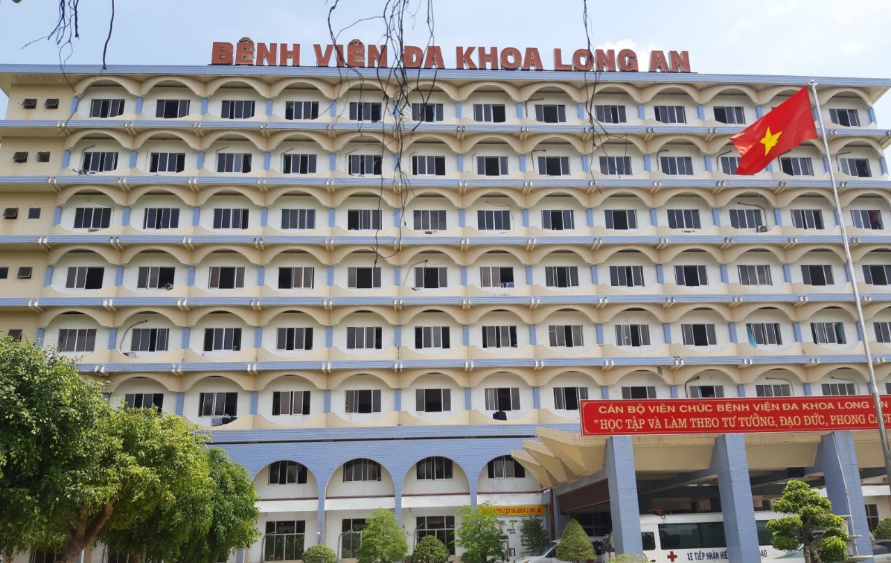 Nhóm côn đồ cầm hung khí xông vào phòng cấp cứu gây rối