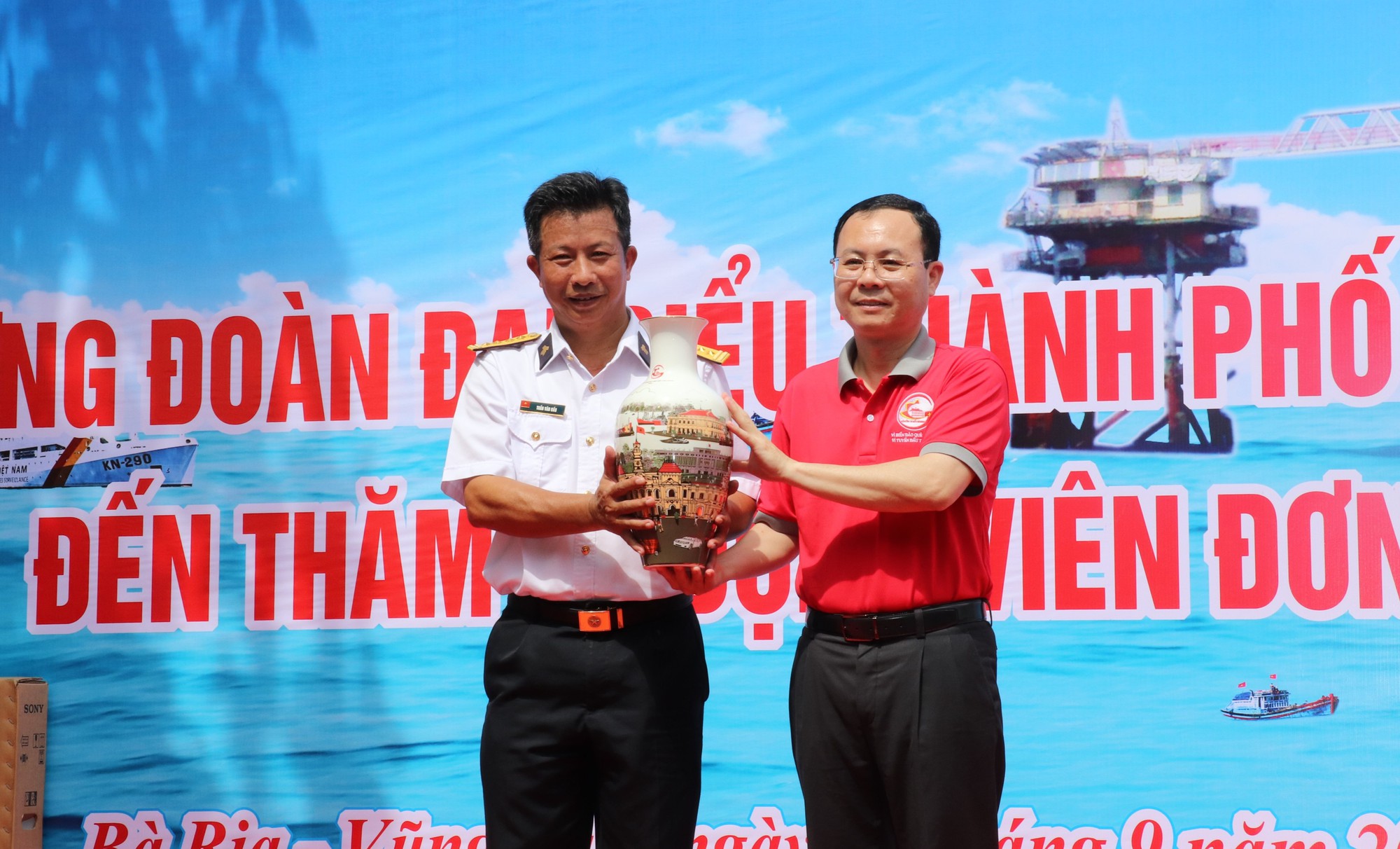 Đoàn đại biểu TP HCM thăm, tặng quà cán bộ, chiến sĩ và nhân dân Côn Đảo