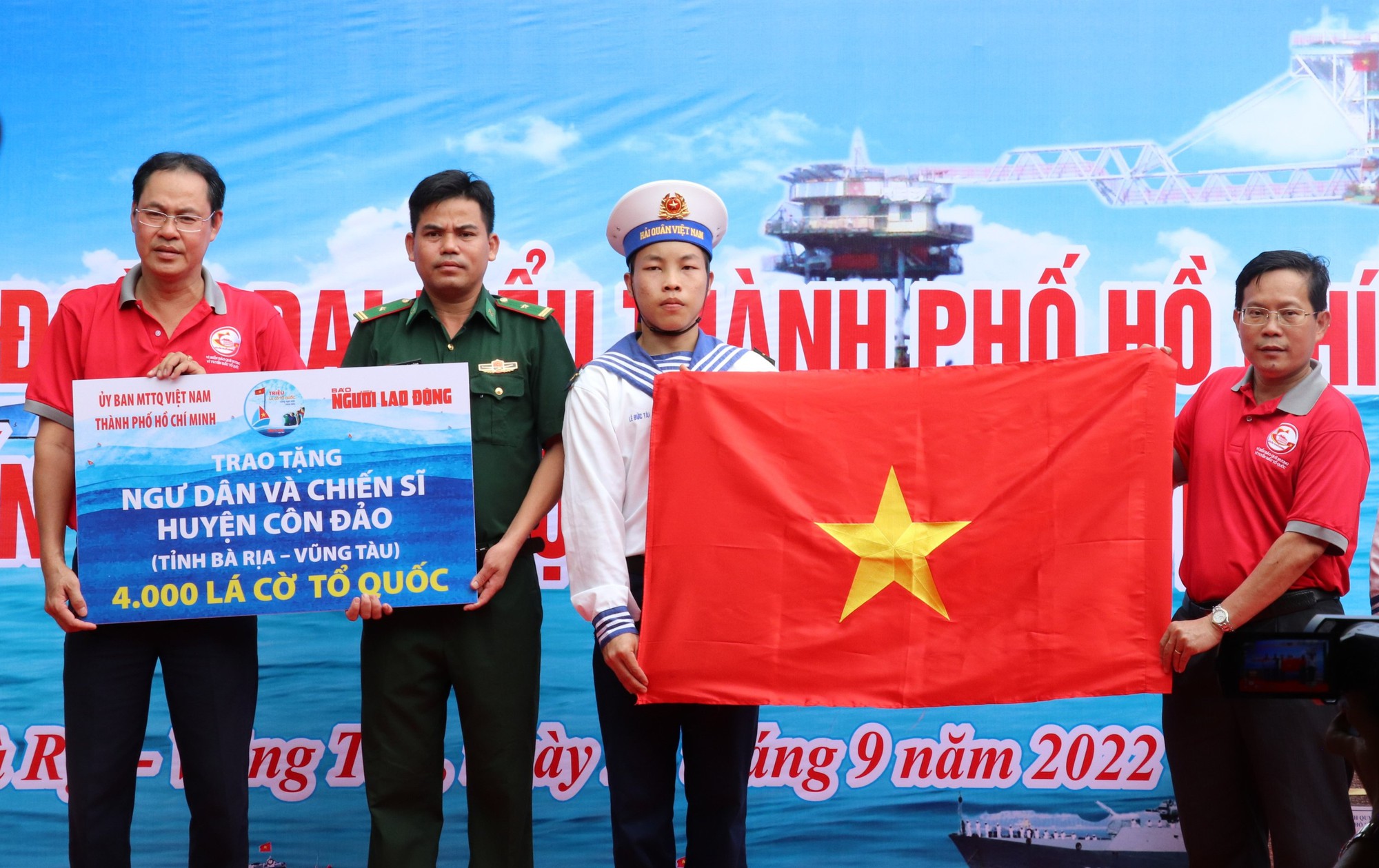 Đoàn đại biểu TP HCM thăm, tặng quà cán bộ, chiến sĩ và nhân dân Côn Đảo - Ảnh 7.