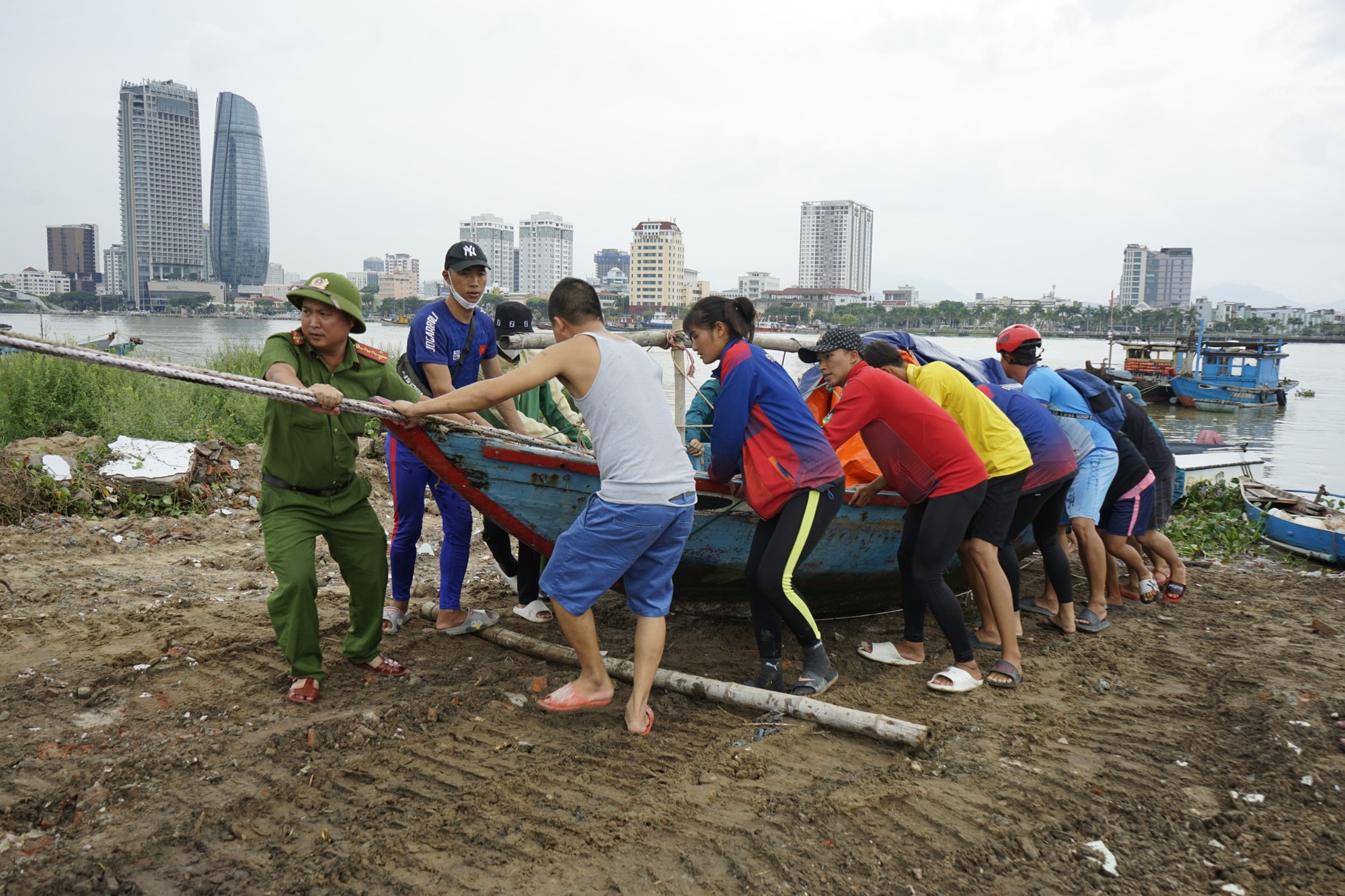 Miền Trung dốc to&agrave;n lực chống b&atilde;o số 4 - Ảnh 2.