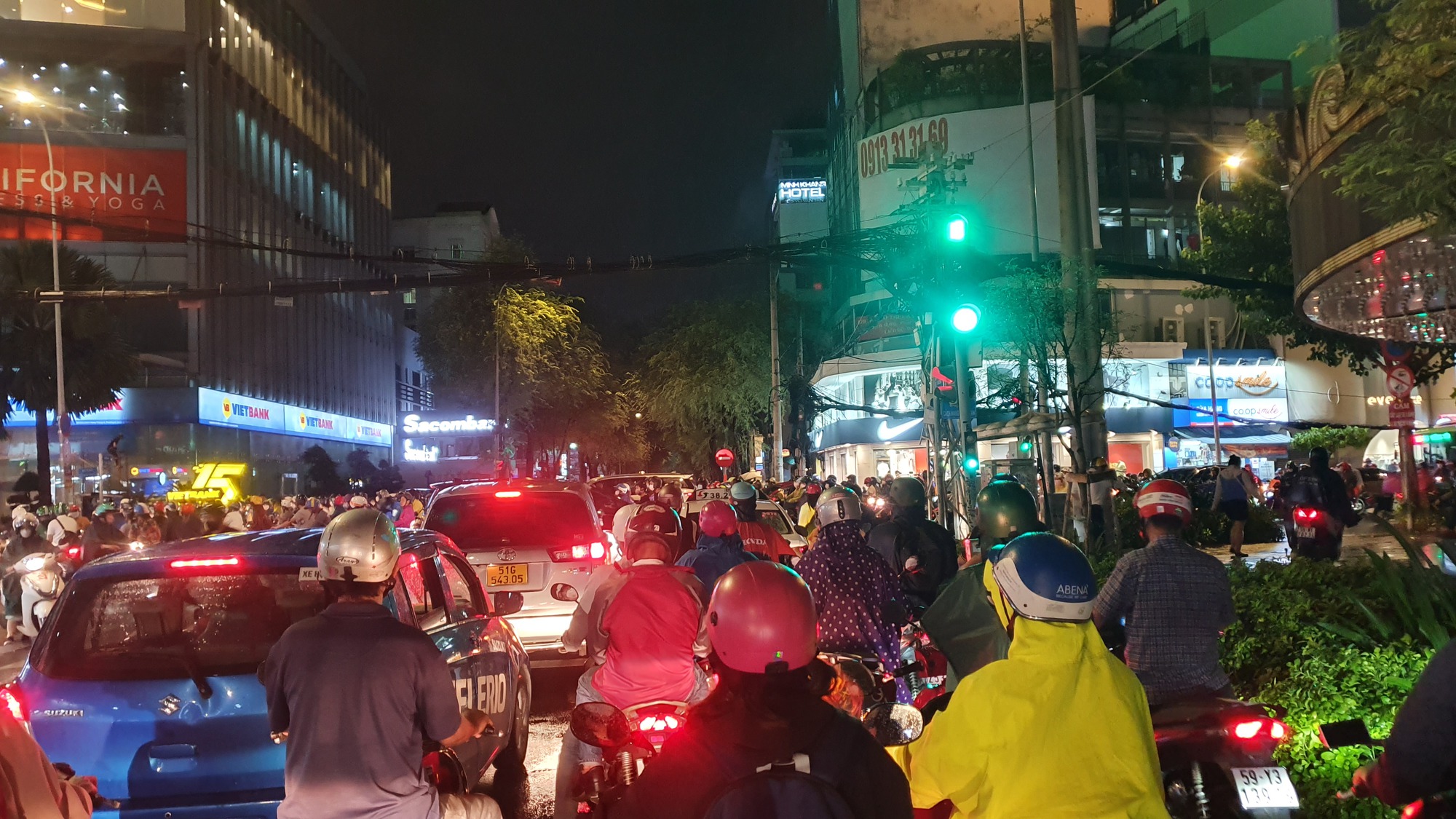 Trung tâm TP HCM kẹt xe nghiêm trọng sau cơn mưa chiều