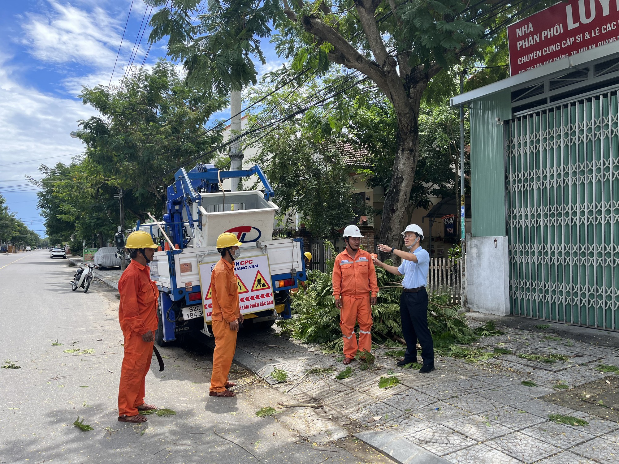 Tổng công ty Điện lực miền Trung tập trung toàn lực, khẩn trương ứng phó bão Noru - Ảnh 1.