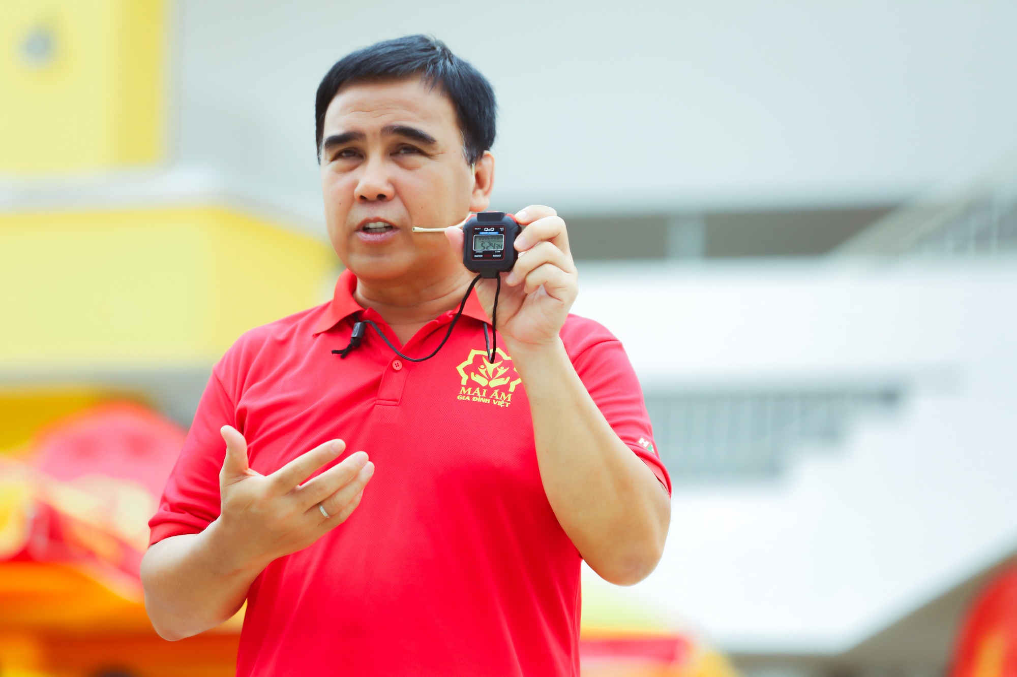 MC Quyền Linh "ăn gian" giờ vì trẻ mồ côi do đại dịch COVID-19