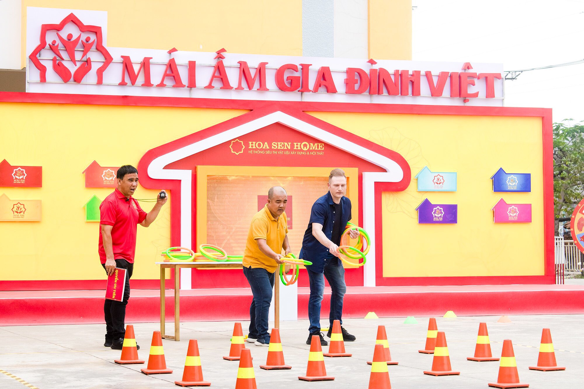 MC Quyền Linh ăn gian giờ vì trẻ mồ côi do đại dịch COVID-19 - Ảnh 3.