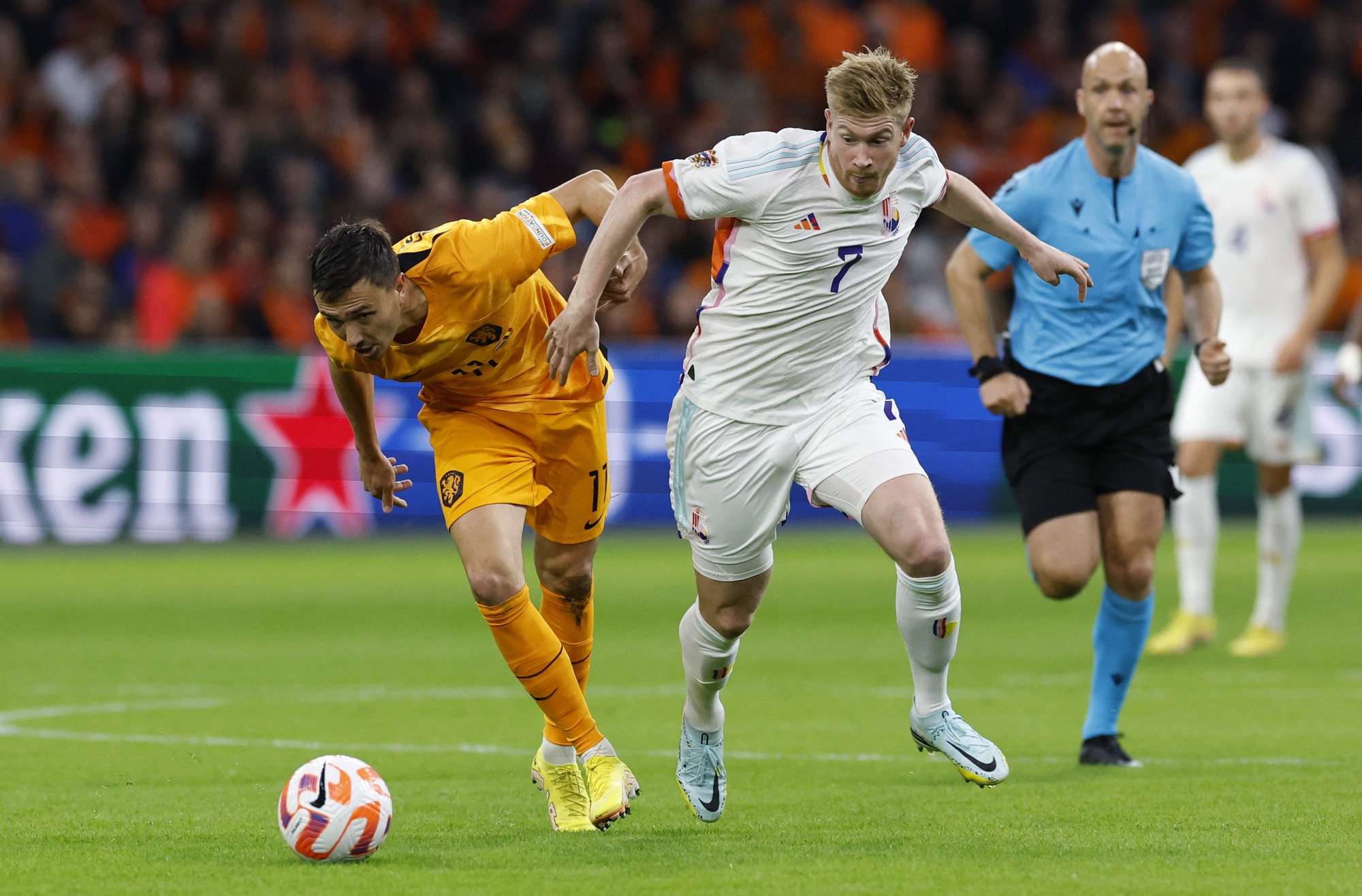 Người h&ugrave;ng Van Dijk trao v&eacute; b&aacute;n kết Nations League cho H&agrave; Lan - Ảnh 1.