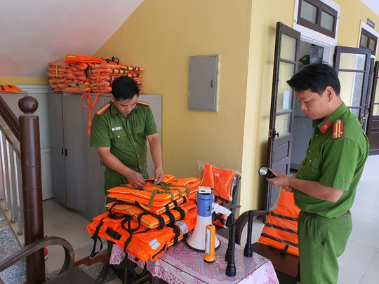 SI&Ecirc;U B&Atilde;O NORU: Hối hả chạy b&atilde;o ở Thừa Thi&ecirc;n - Huế, B&igrave;nh Định - Ảnh 12.