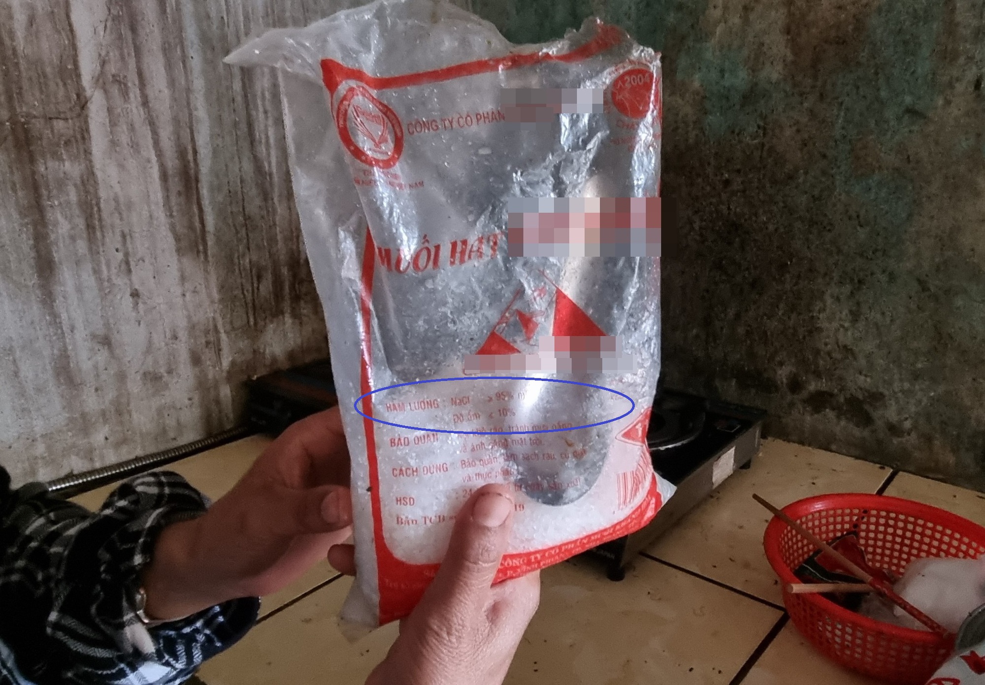 Bị ngừng hỗ trợ muối i-ốt, người nghèo dùng muối bẩn - Ảnh 3.