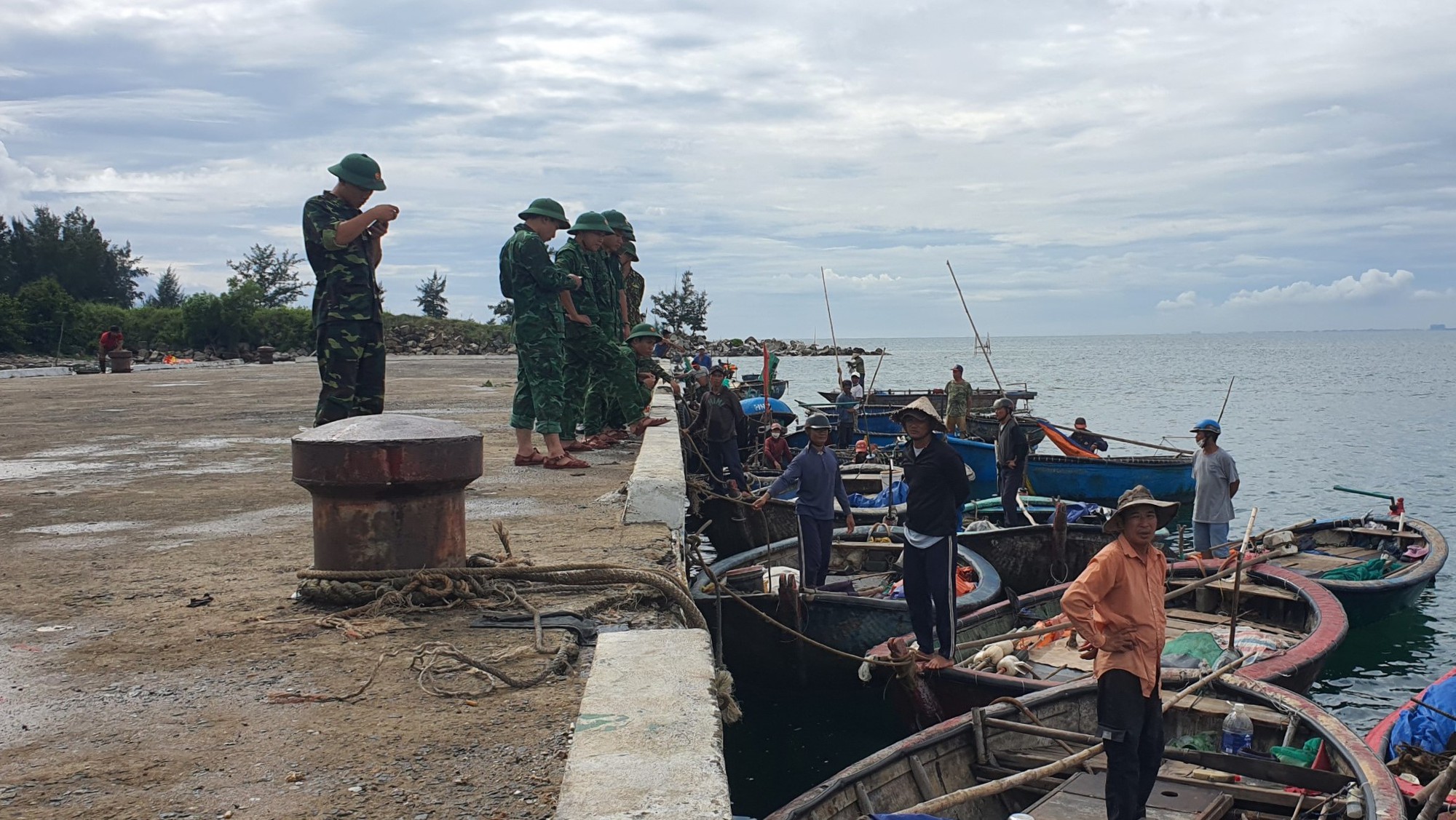 Siêu bão Noru: Đà Nẵng chạy đua trong đêm chuẩn bị ứng phó - Ảnh 13.