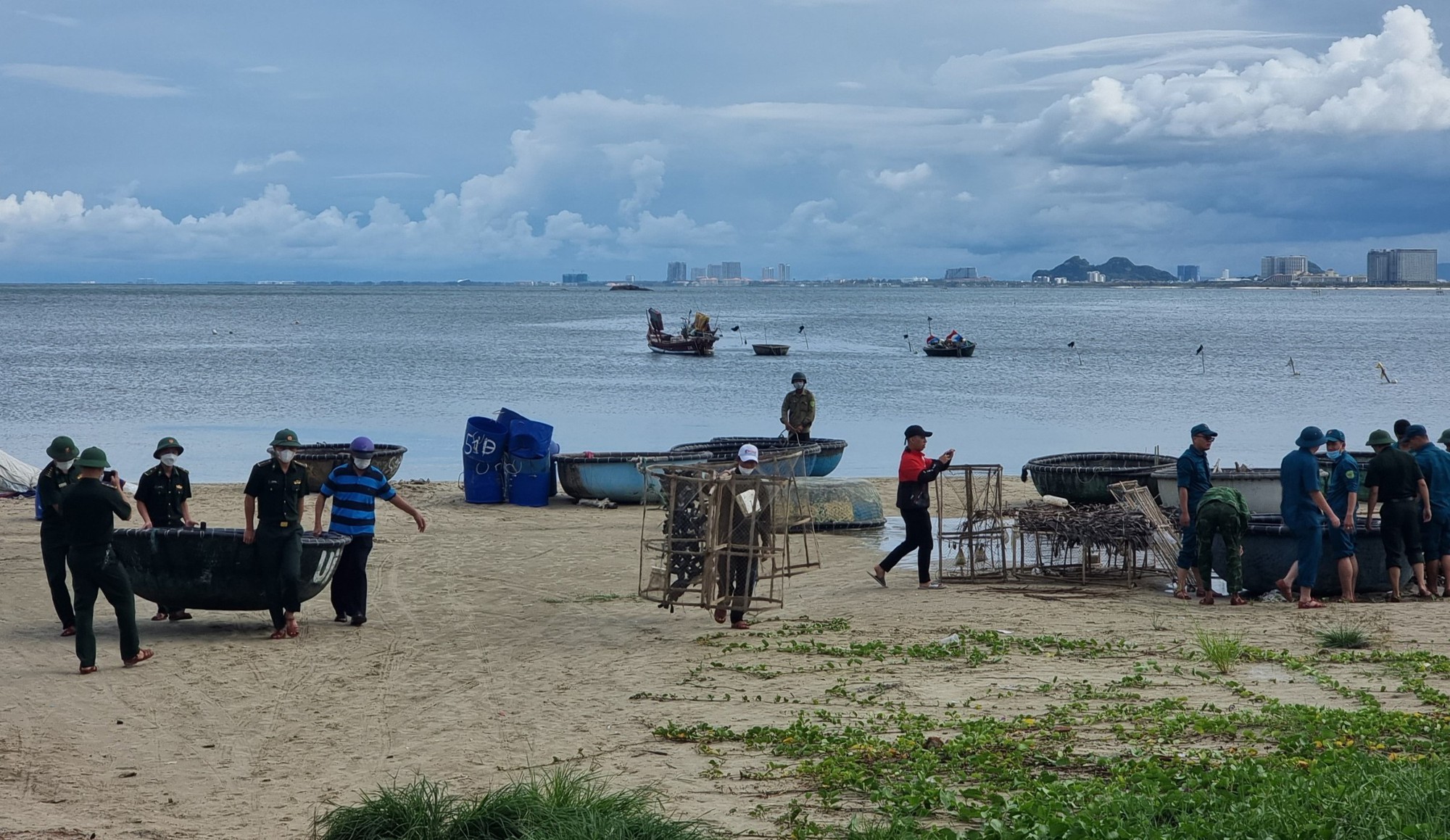 Siêu bão Noru: Đà Nẵng chạy đua trong đêm chuẩn bị ứng phó - Ảnh 9.