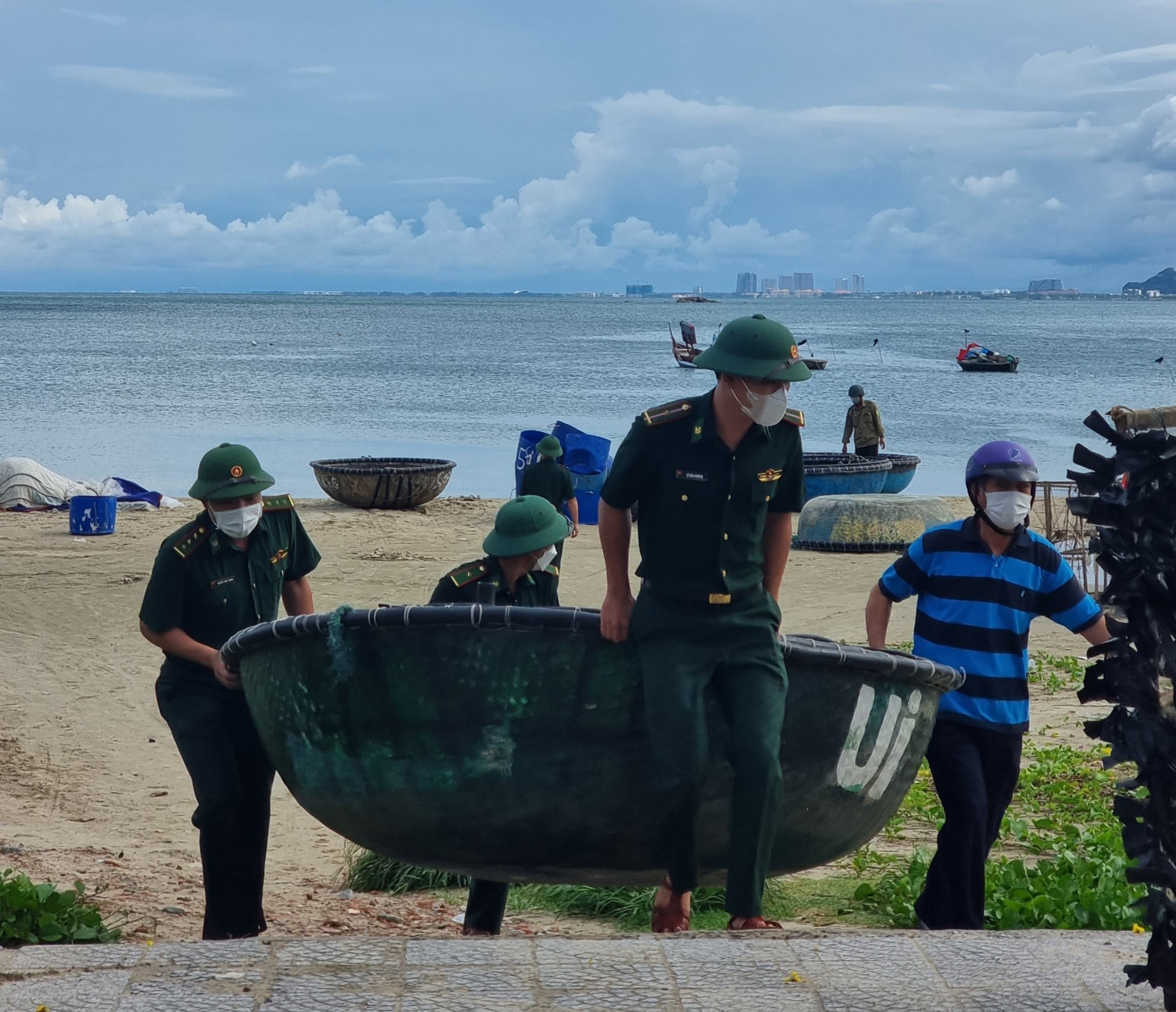 Siêu bão Noru: Đà Nẵng chạy đua trong đêm chuẩn bị ứng phó - Ảnh 10.