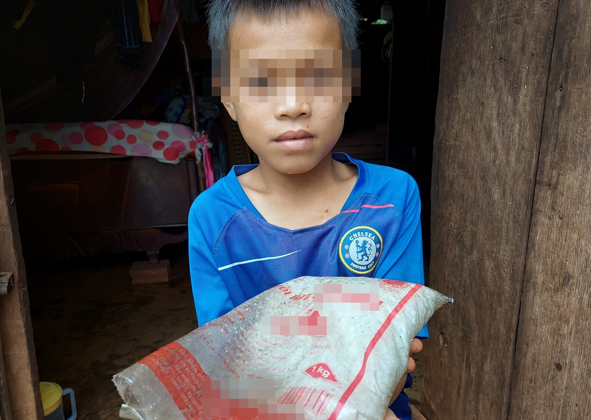Bị ngừng hỗ trợ muối i-ốt, người nghèo dùng muối bẩn - Ảnh 1.
