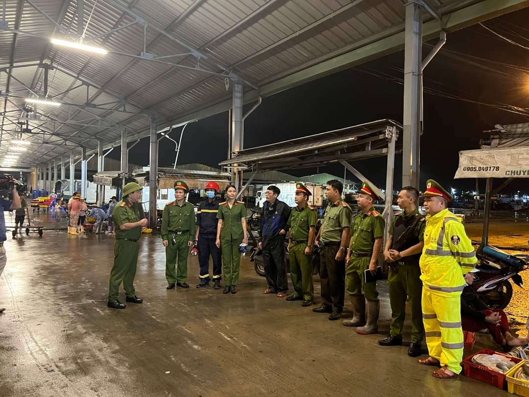 Siêu bão Noru: Đà Nẵng chạy đua trong đêm chuẩn bị ứng phó - Ảnh 3.