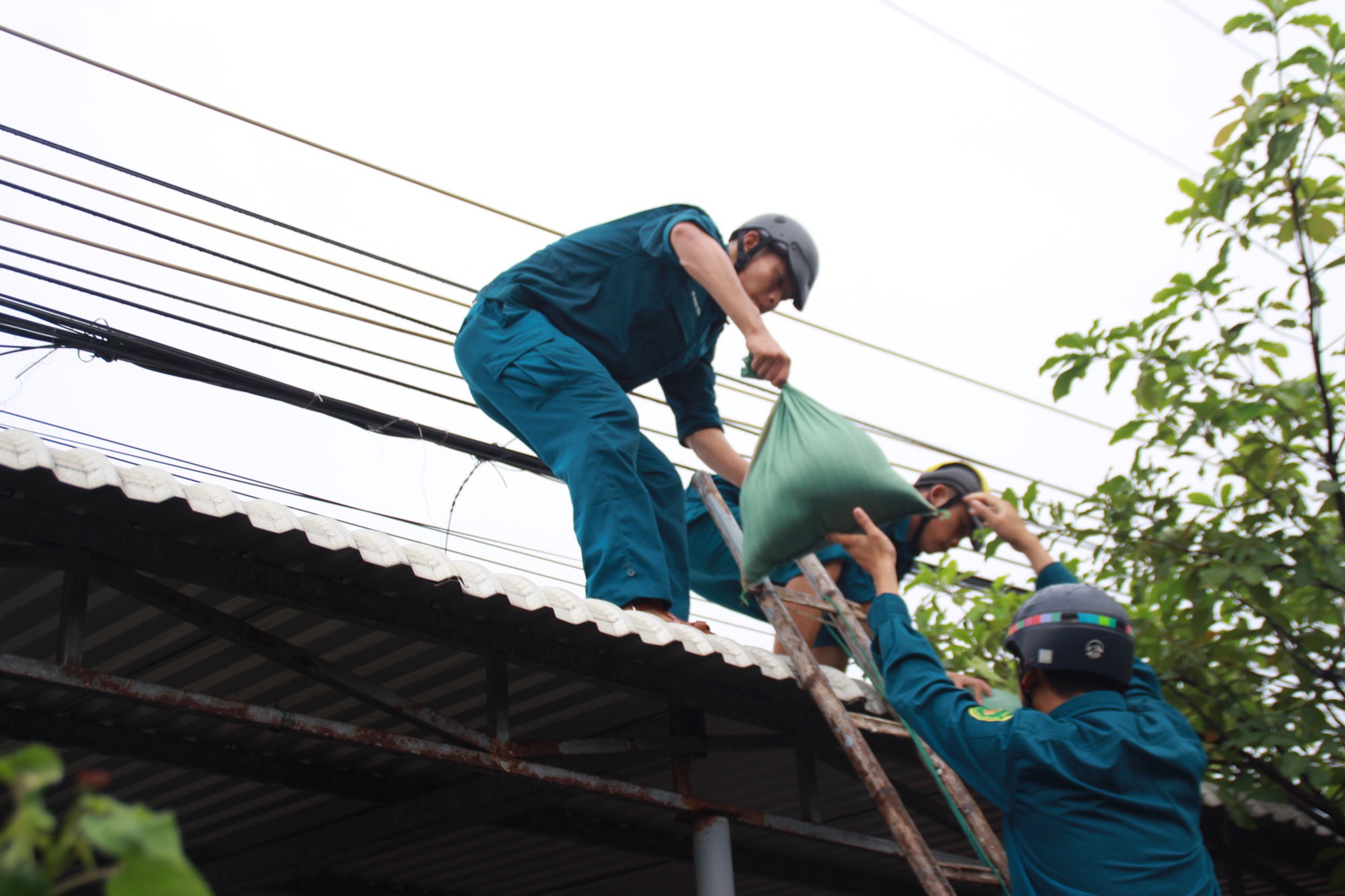 Bộ trưởng L&ecirc; Minh Hoan kiểm tra việc ph&ograve;ng chống b&atilde;o Noru tại Quảng Nam - Ảnh 4.
