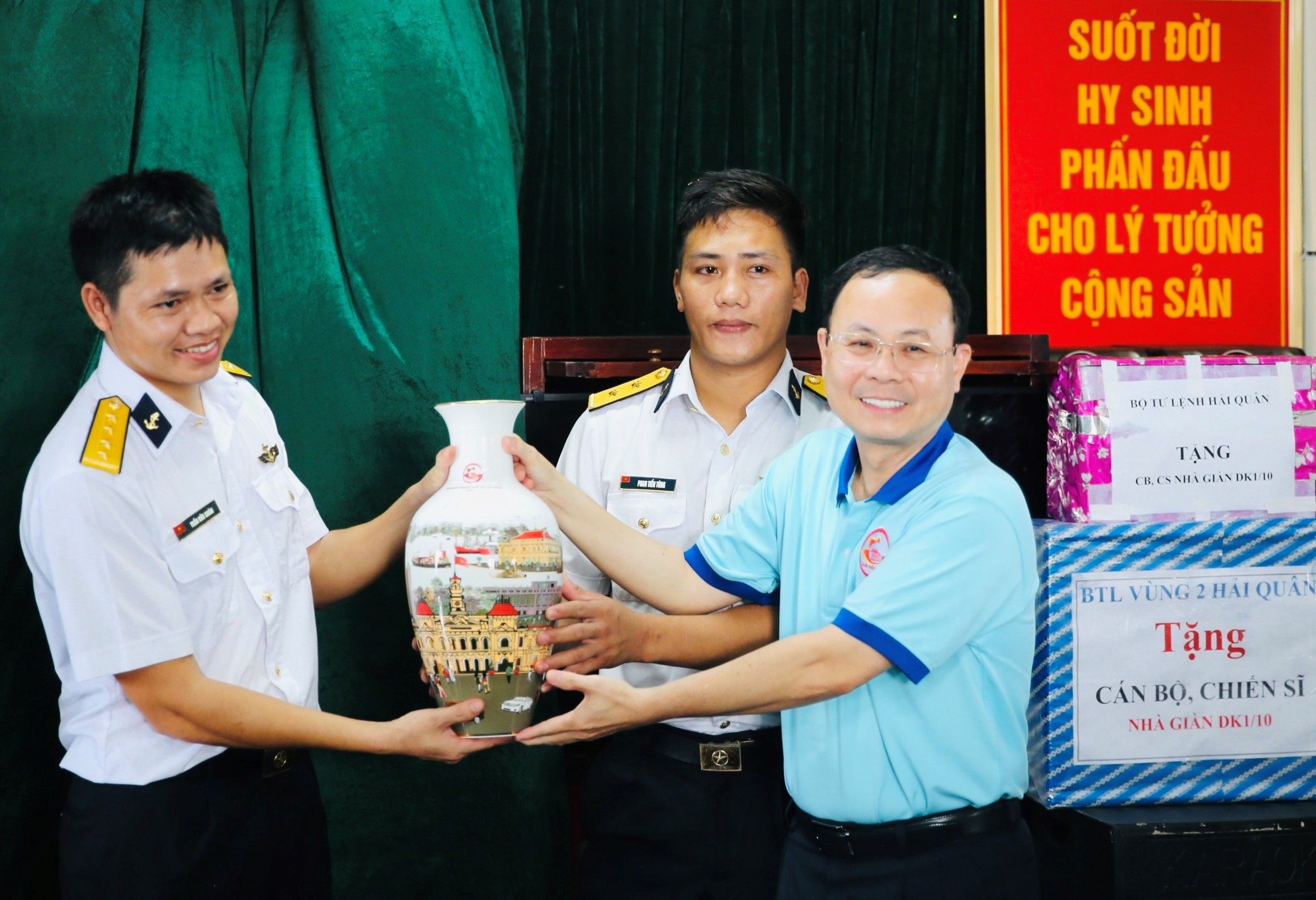 Đo&agrave;n đại biểu TP HCM thăm v&agrave; động vi&ecirc;n c&aacute;n bộ, chiến sĩ Nh&agrave; Gi&agrave;n DK 1/10, đảo Thổ Chu - Ảnh 1.