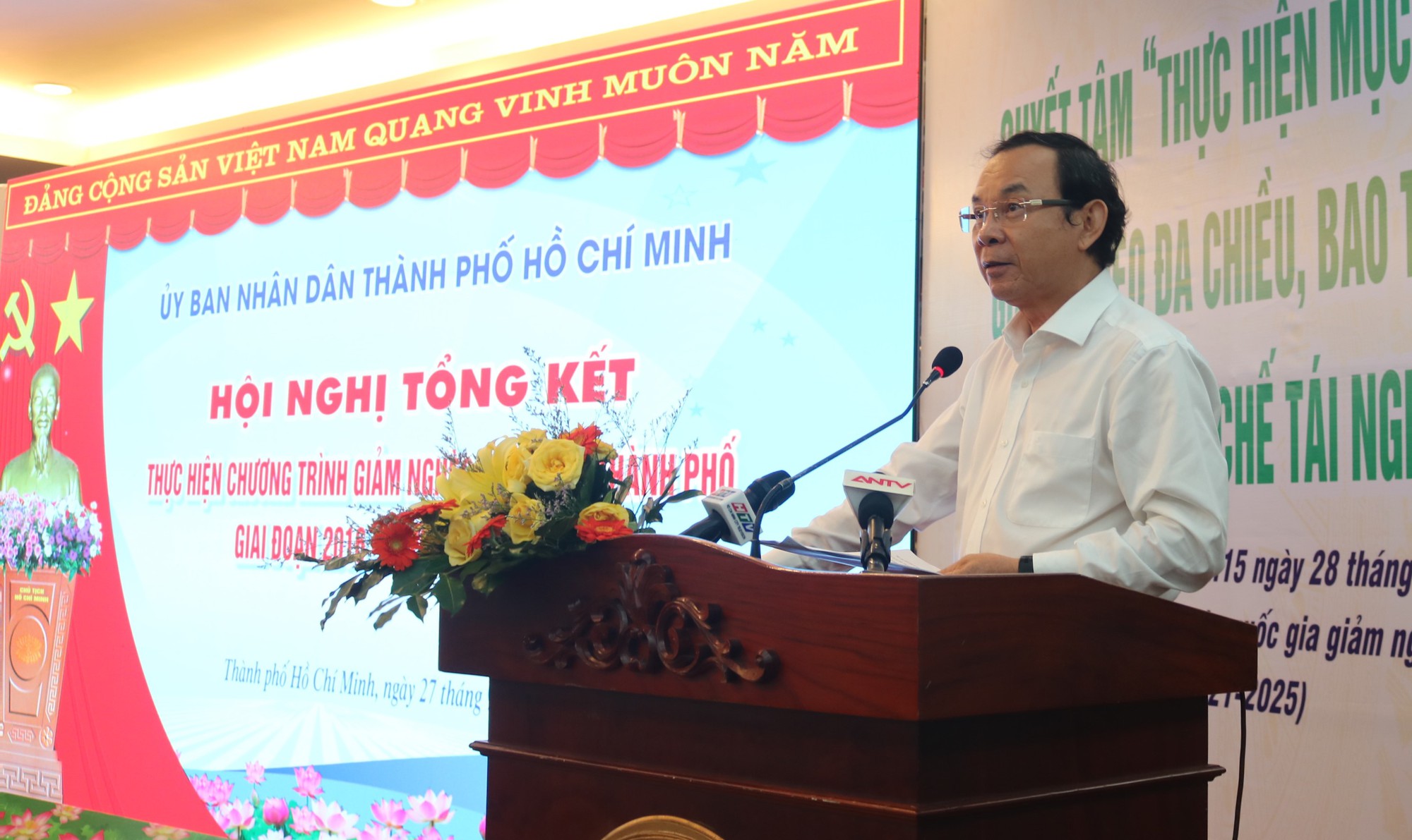 B&iacute; thư Th&agrave;nh ủy TP HCM Nguyễn Văn N&ecirc;n: Hạnh ph&uacute;c l&agrave; b&ecirc;n cạnh ch&uacute;ng ta kh&ocirc;ng c&oacute; người ngh&egrave;o kh&oacute;! - Ảnh 1.