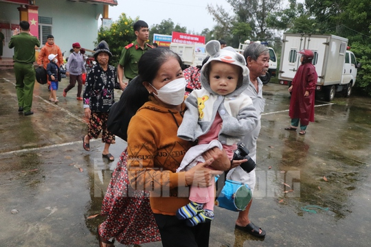 Miền Trung: Bắt đầu đưa d&acirc;n đi sơ t&aacute;n tr&aacute;nh b&atilde;o Noru v&agrave; &aacute;p dụng khung giờ giới nghi&ecirc;m - Ảnh 11.