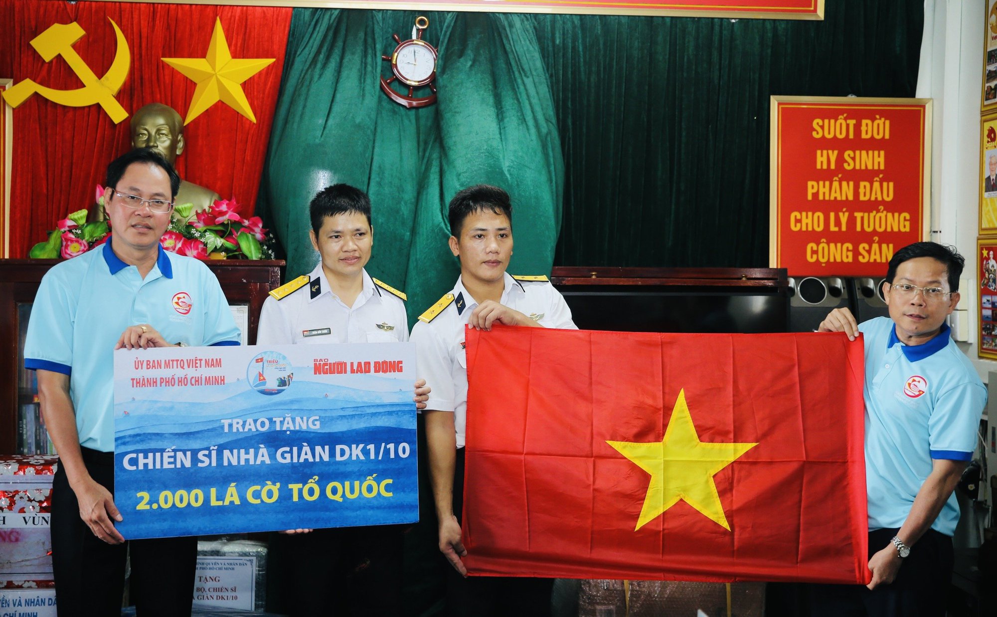 Đo&agrave;n đại biểu TP HCM thăm v&agrave; động vi&ecirc;n c&aacute;n bộ, chiến sĩ Nh&agrave; Gi&agrave;n DK 1/10, đảo Thổ Chu - Ảnh 4.